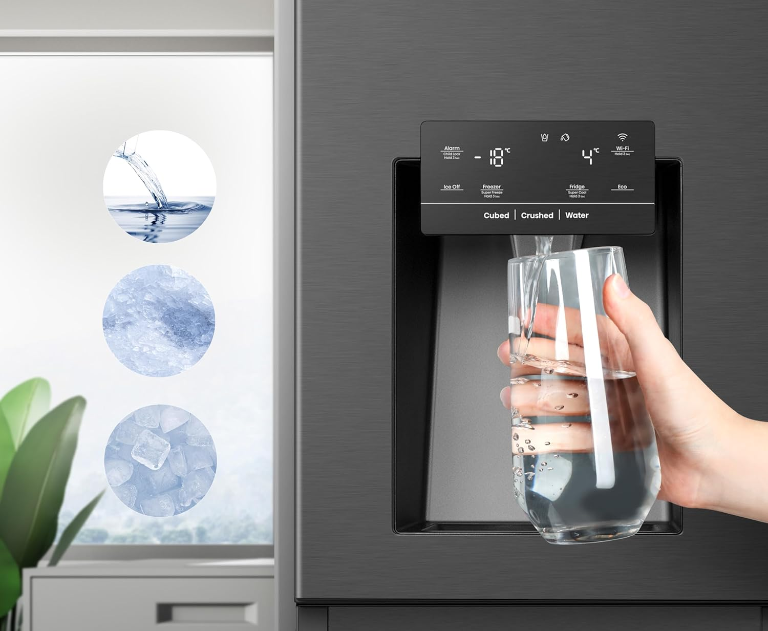 Egy személy vizet tölt egy pohárba a hűtőszekrény adagolójából.