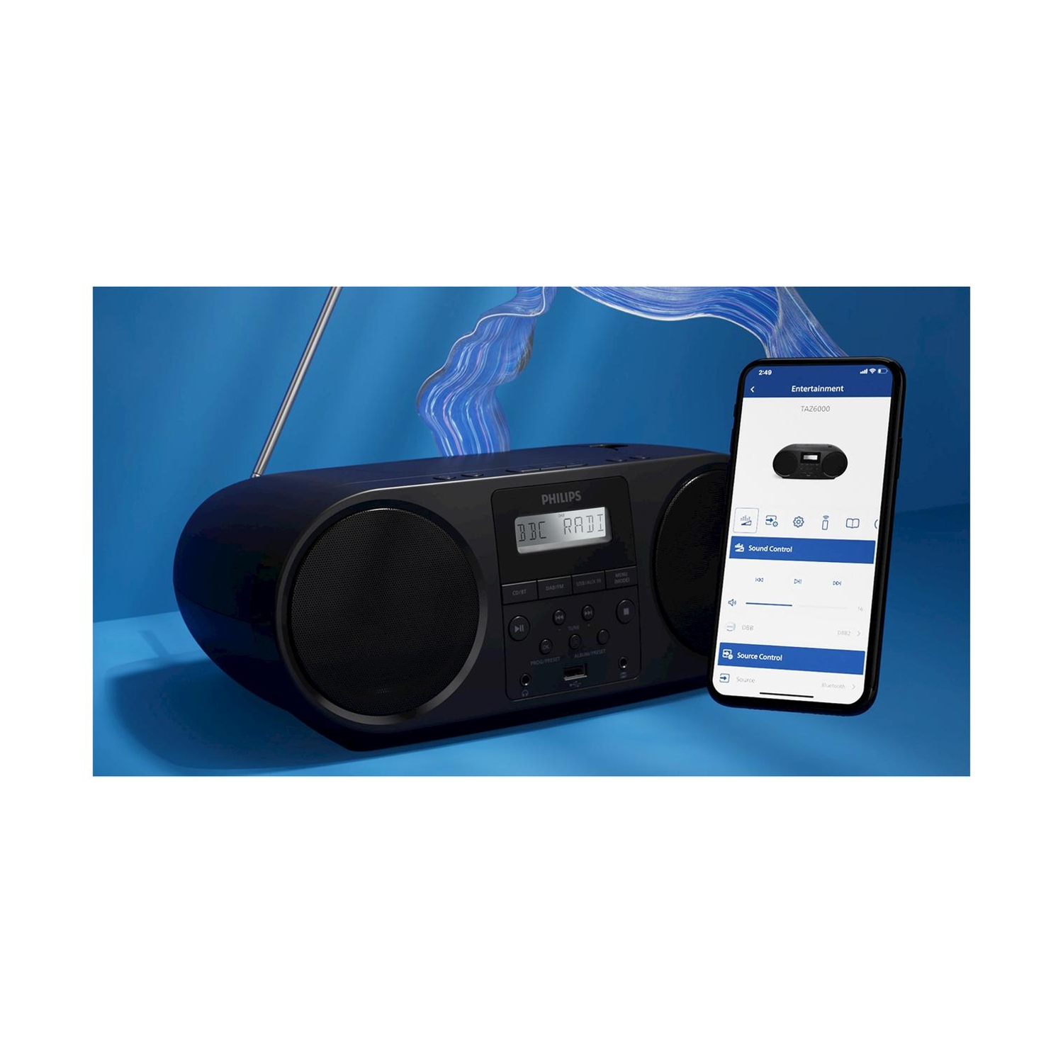 Boombox nera e smartphone. Marchio Philips con display. Lo smartphone mostra l'app. Sfondo blu, configurazione moderna.