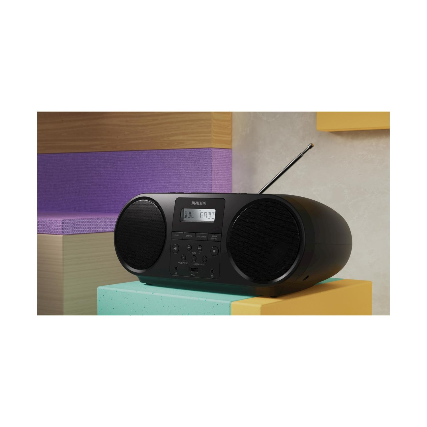 Boombox nera. Marchio Philips, display visibile, su blocchi colorati. Design moderno, sfondo bianco.