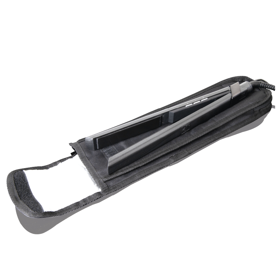Ein schwarzes Haarglätteisen in einem schwarzen Etui. Das Etui ist geöffnet, und das Glätteisen ist sichtbar.