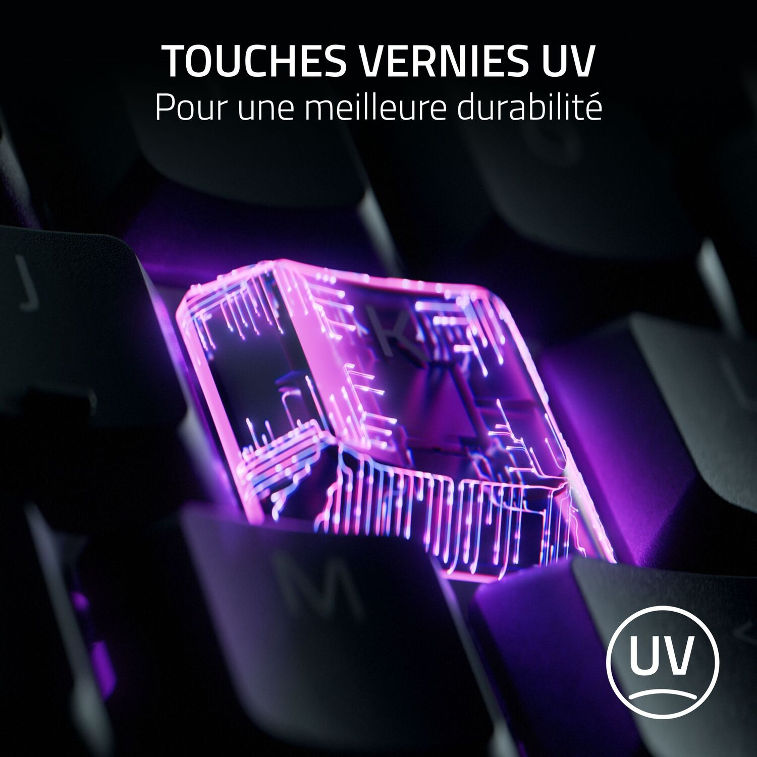 Gros plan sur une touche de clavier avec lumière violette. Texte au-dessus : 'Touches vernies UV'. Clavier noir.