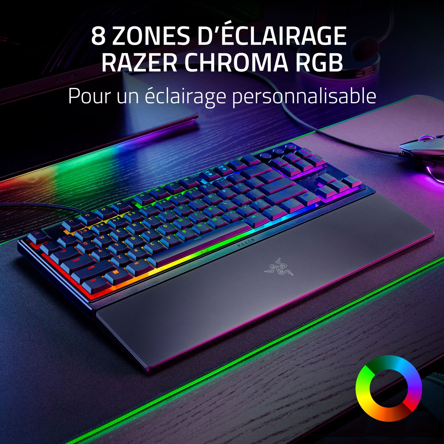 Un clavier avec plusieurs touches colorées. Sur un bureau avec une souris et un repose-poignet.