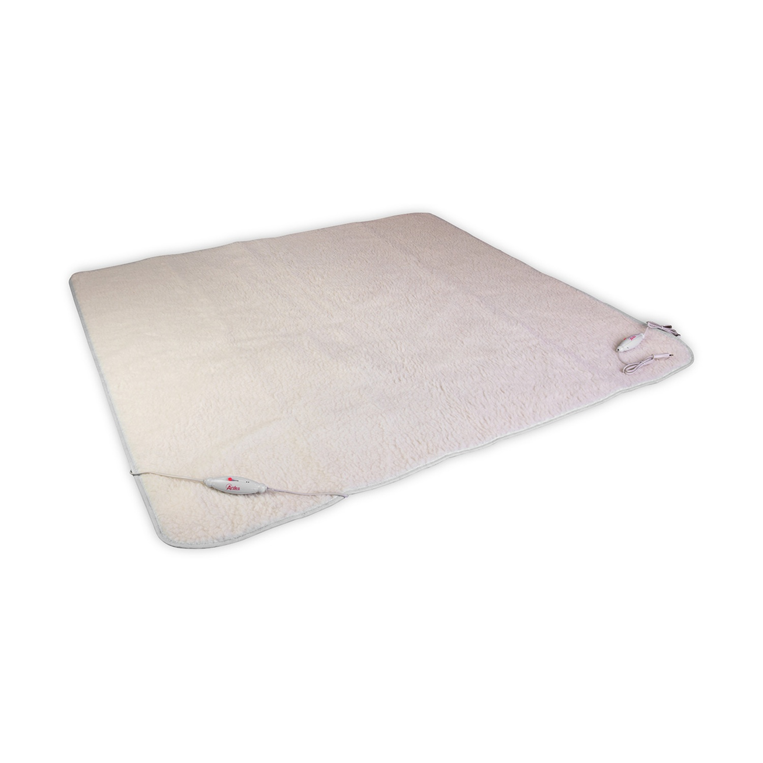 Una coperta elettrica bianca, spiegata, su sfondo bianco, con un pannello di controllo nell'angolo.