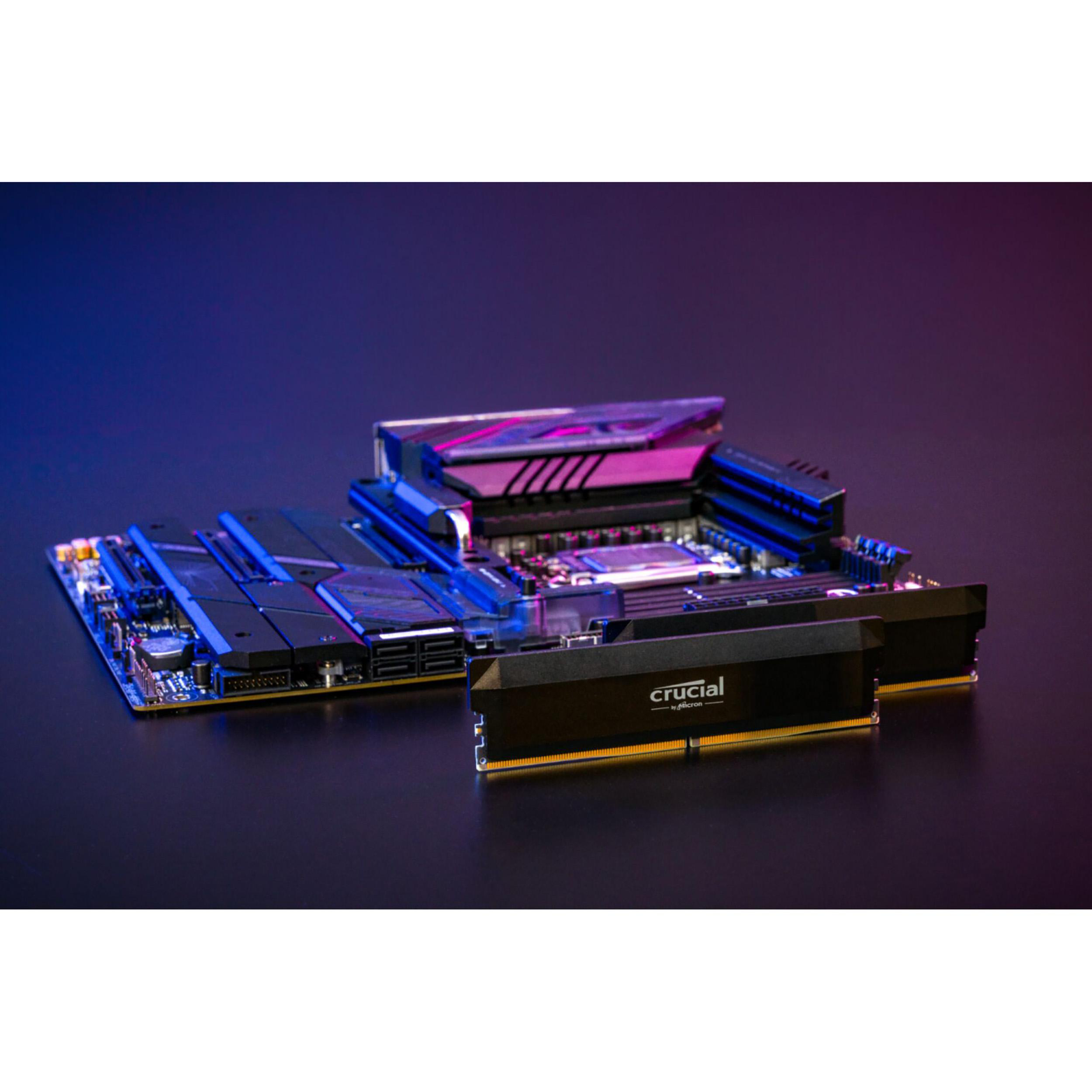 Ein schwarzes Motherboard mit einem RAM-Stick und einem dunklen Hintergrund mit blauen und violetten Lichtern.