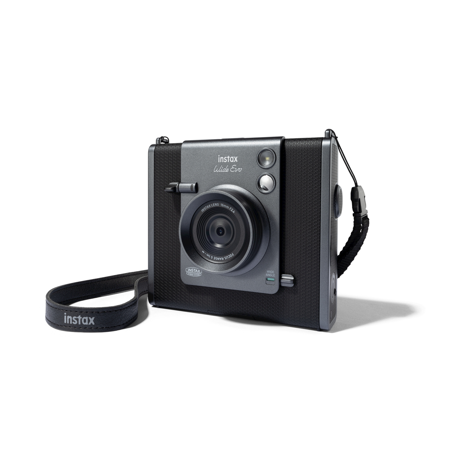 Una fotocamera Instax grigia con cinturino nero, obiettivo e logo Instax. La fotocamera è su una superficie bianca.