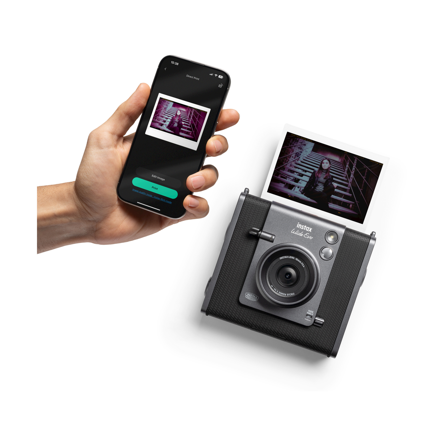 Una persona che tiene in mano un telefono che mostra una foto mentre una fotocamera stampa la stessa foto.