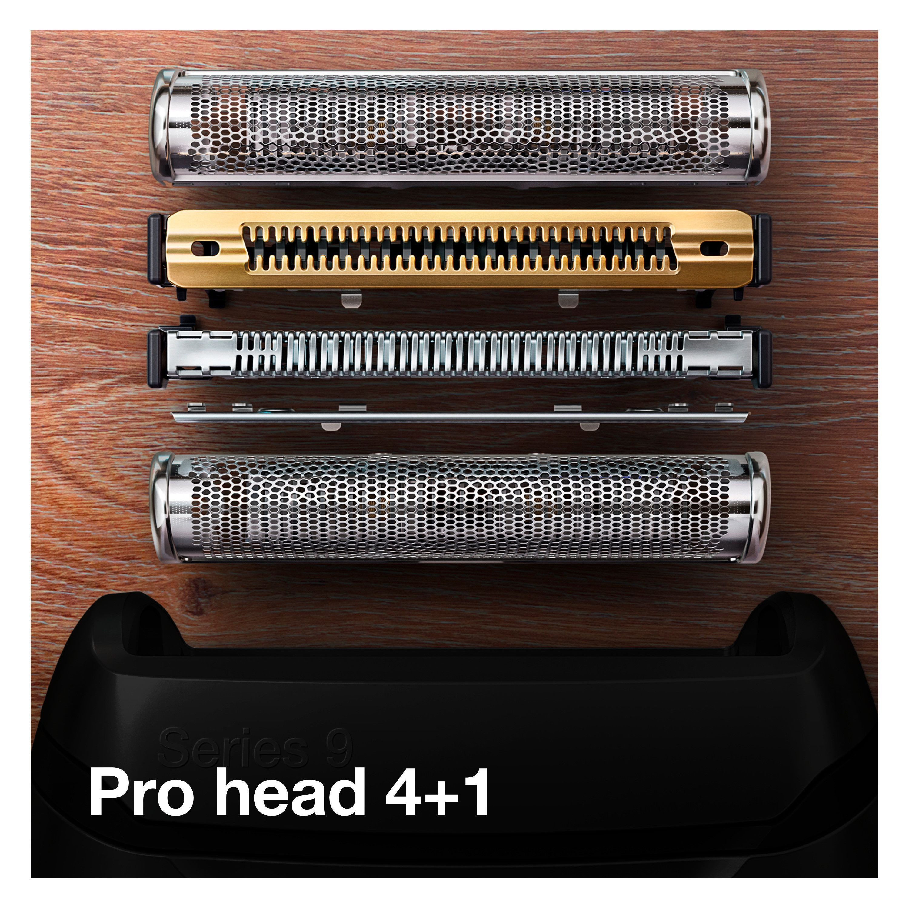 Nahaufnahme eines rasierten Rasiererkopfes. Vier Komponenten über einer schwarzen Basis, auf Holzgrund.