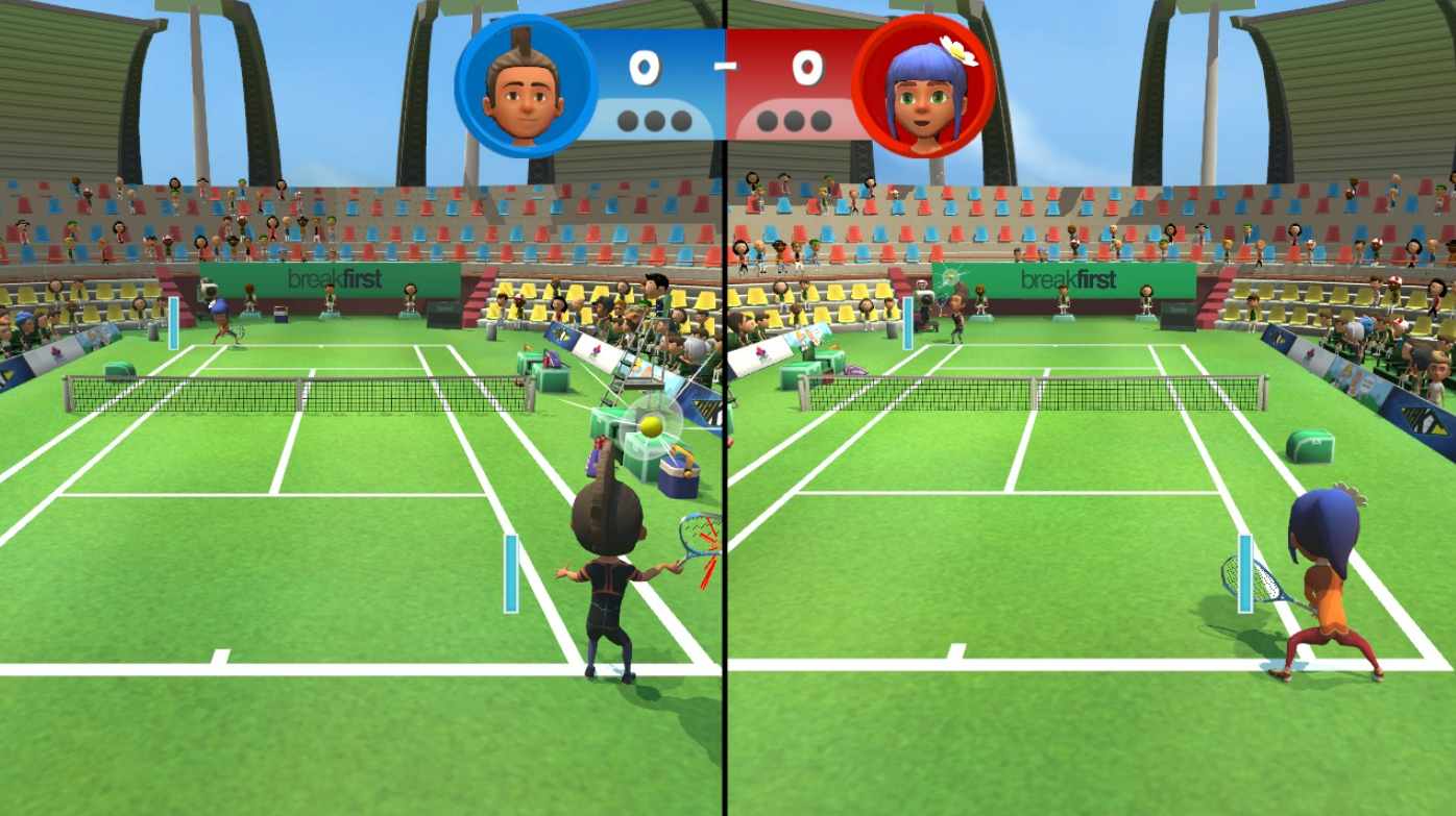 Tennisspiel im Gange. Zwei Spieler stehen sich gegenüber, das Publikum schaut zu.