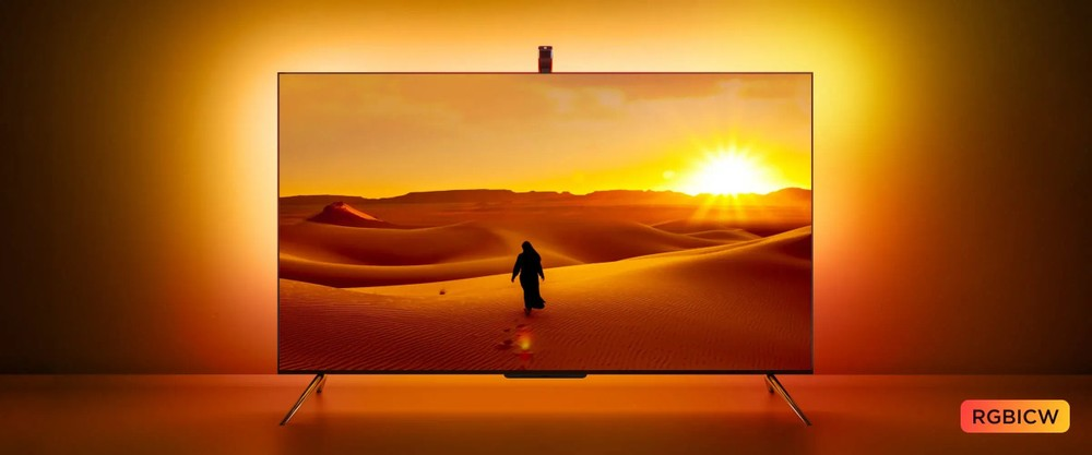 Nowoczesny telewizor wyświetla pustynną scenerię z dynamicznym oświetleniem.