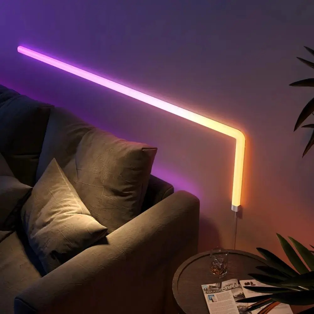 Lampa ścienna o liniowym designie, emitująca fioletowe i pomarańczowe światło.