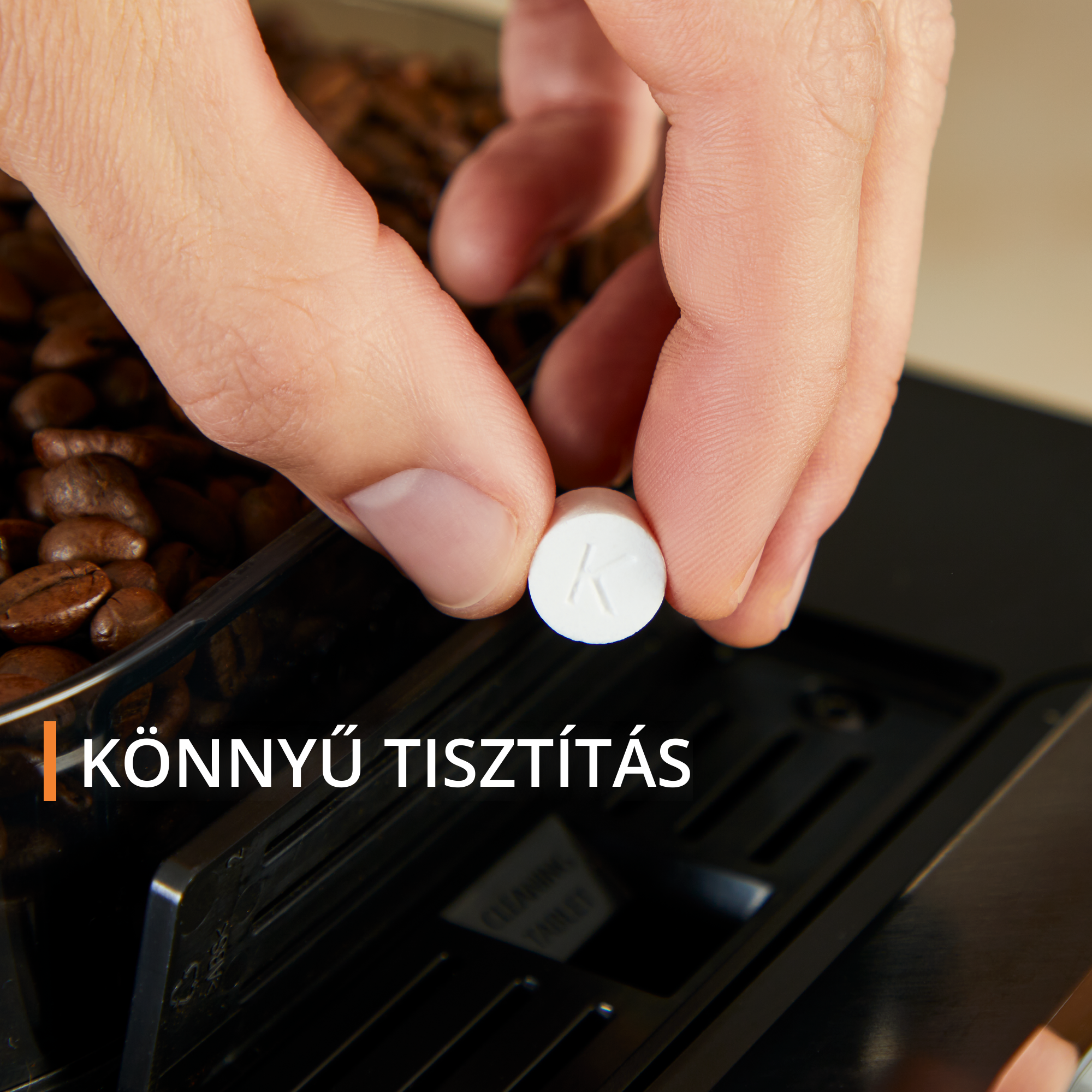 Egy fekete gép közeli képe, egy piros nyíllal rámutatva.