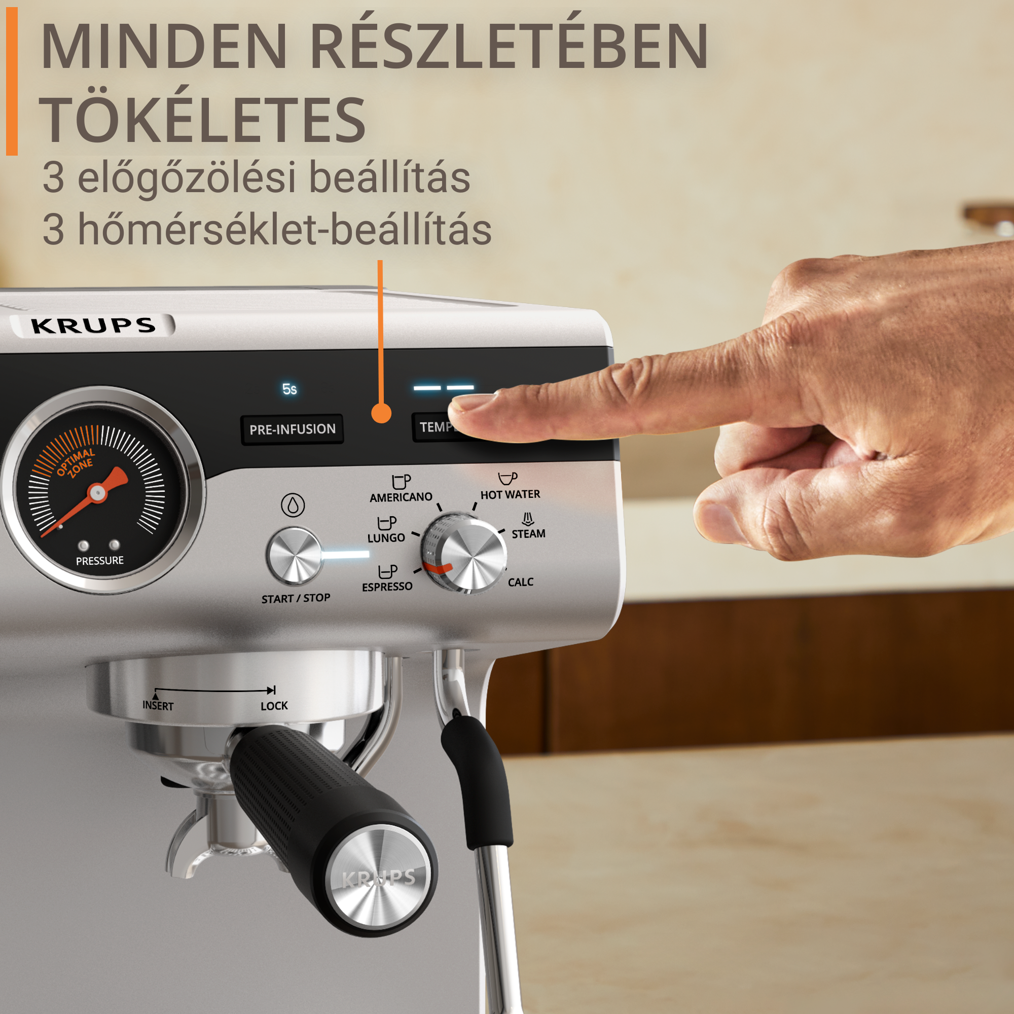 Közelkép egy kávéfőzőről, egy személy a hőmérséklet beállításra mutat, kiemelt funkciókkal.