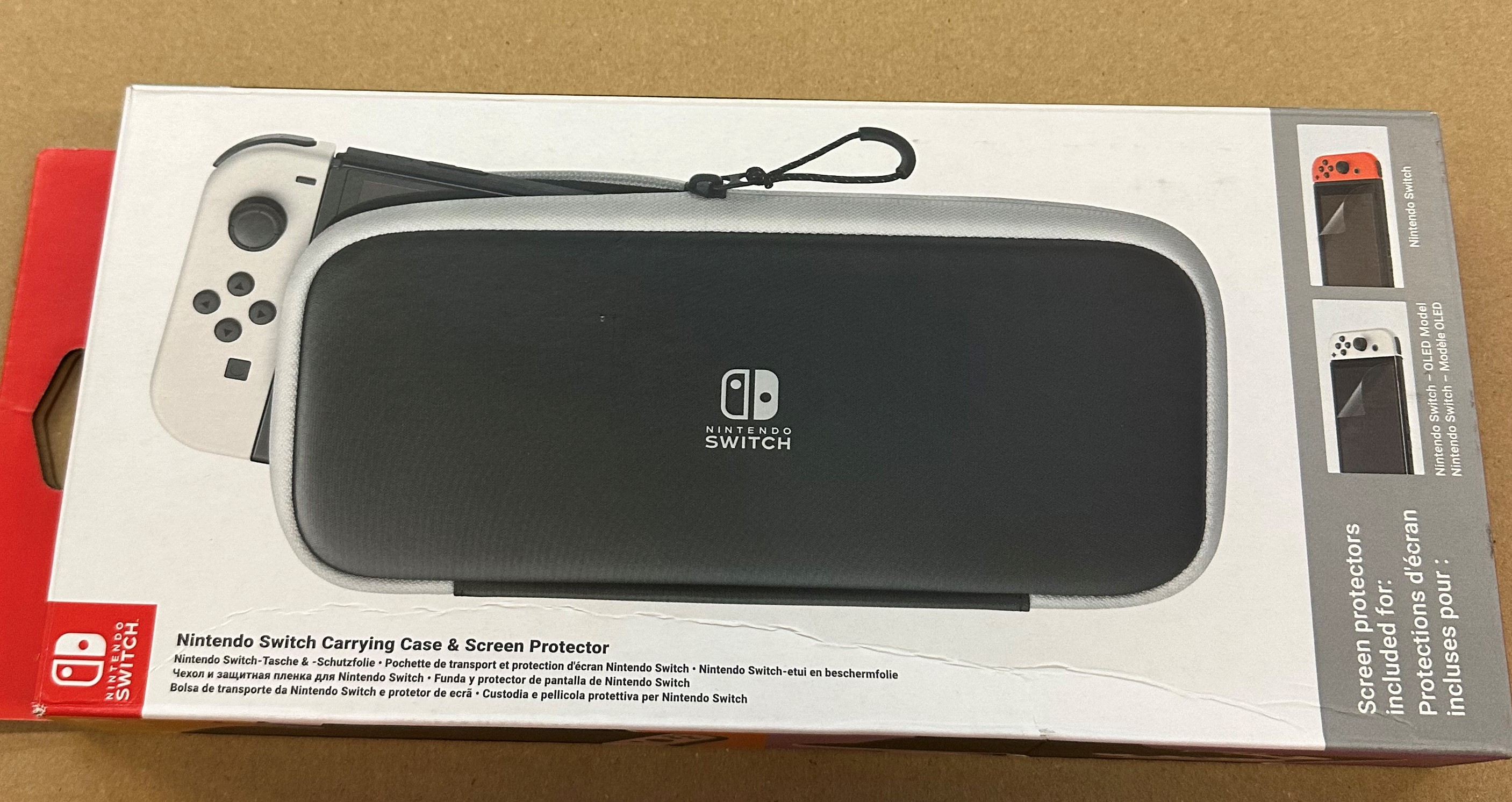 Etui transportowe i ochrona ekranu Nintendo Switch, pokazujące Switch i akcesoria.