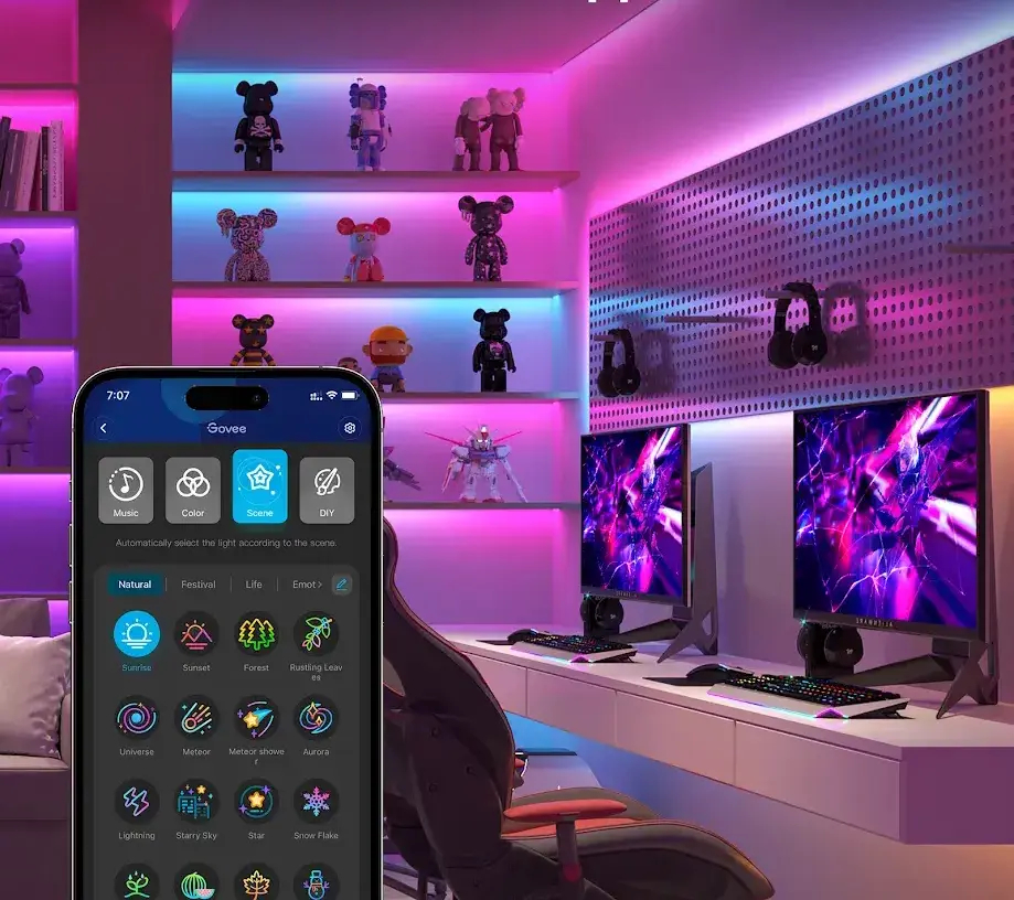 Aplikacja na smartfona pokazująca ustawienia światła. Światła na półkach i obok monitorów. Nowoczesny pokój.