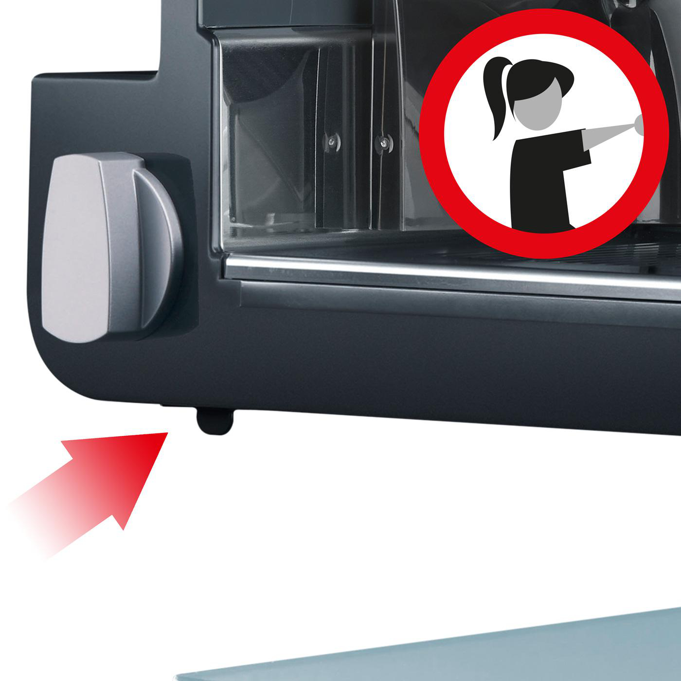 Nahaufnahme eines Slicers mit einem Warnschild einer Person, die zeigt. Ein roter Pfeil ist ebenfalls vorhanden.