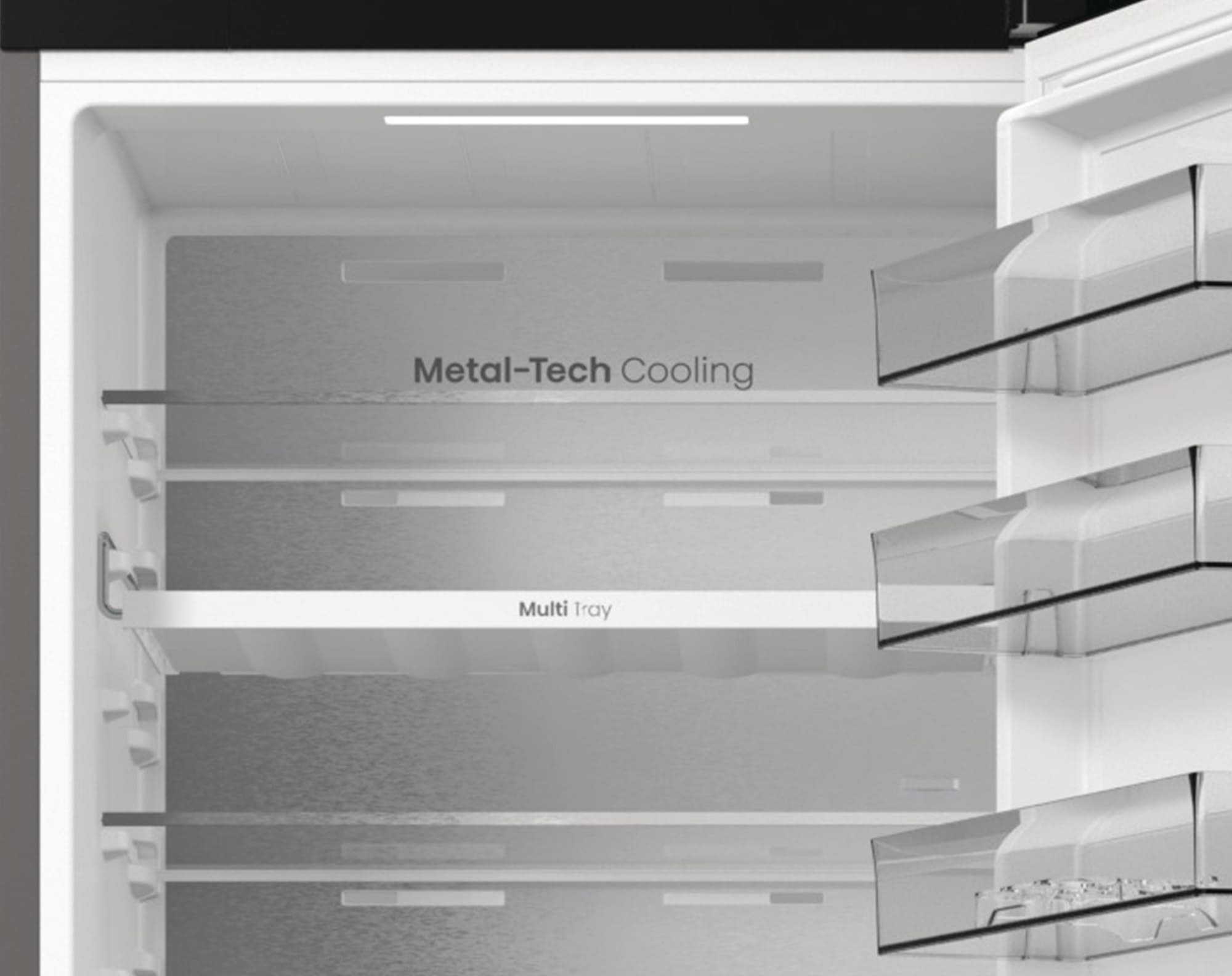 Hűtőszekrény belseje Metal-Tech Cooling és Multi Tray feliratokkal a polcokon.