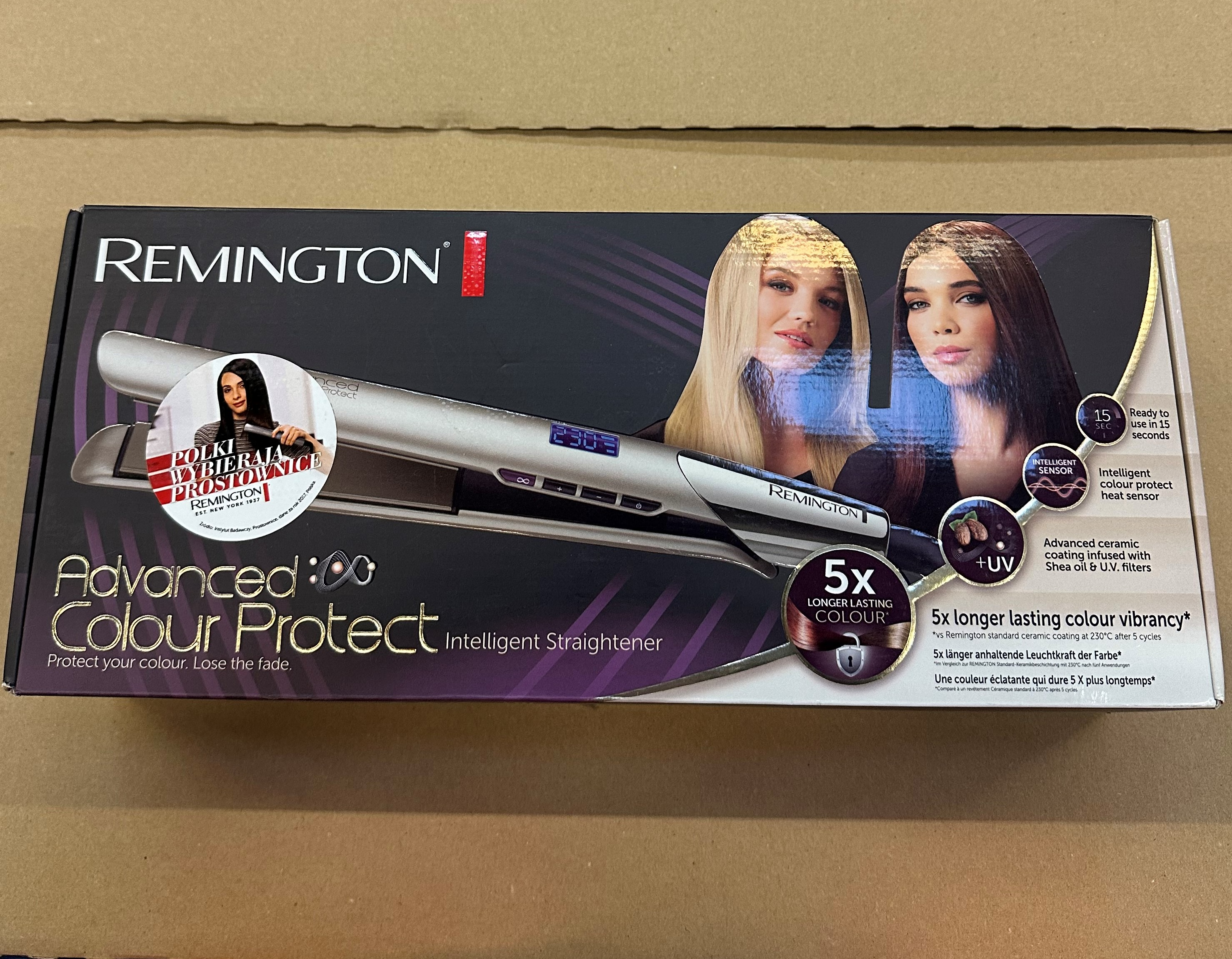 Pudełko prostownicy Remington z dwiema kobietami, prostownicą i informacjami.