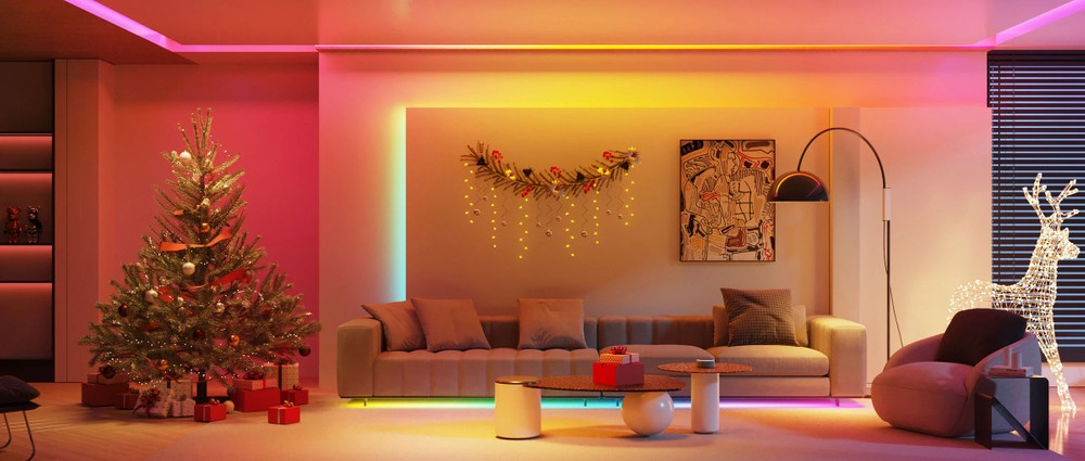 Salon z udekorowaną choinką.