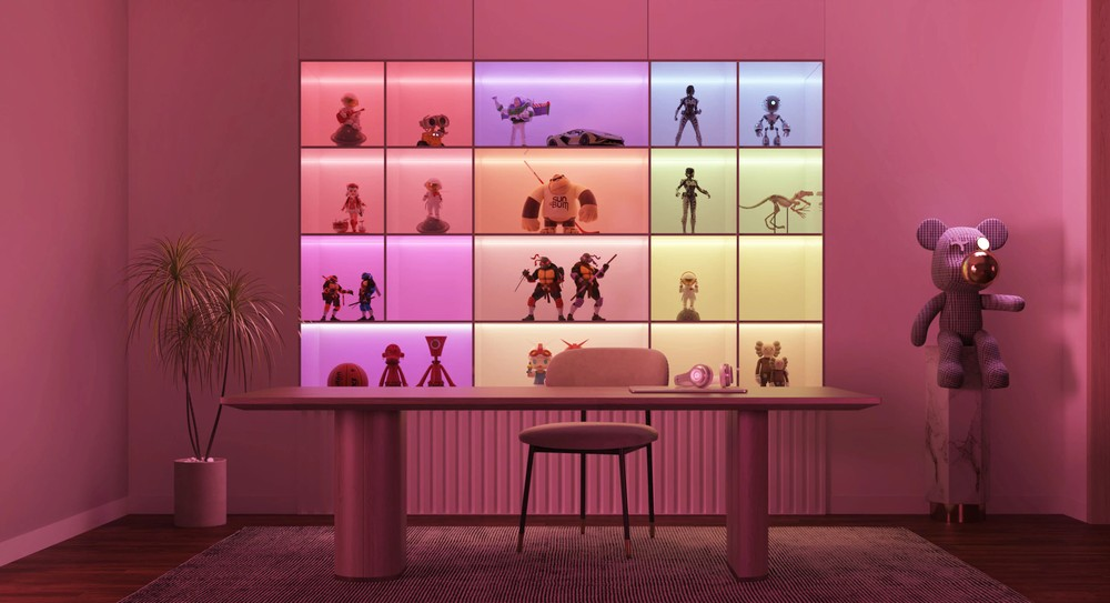 Biurko z zabawkami na podświetlanych półkach w różowym pokoju.