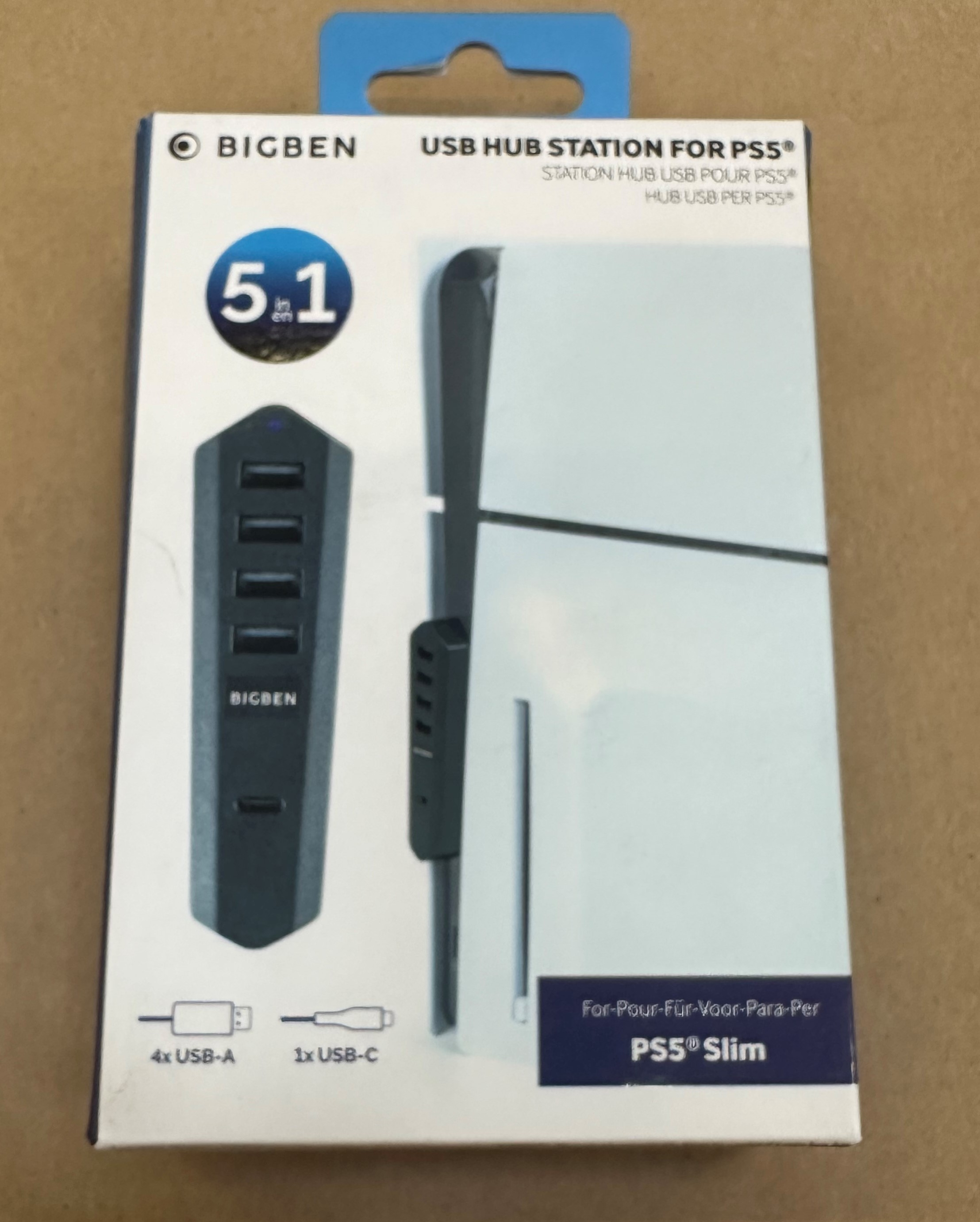 Pudełko stacji USB Bigben dla PS5, pokazujące hub i konsolę.