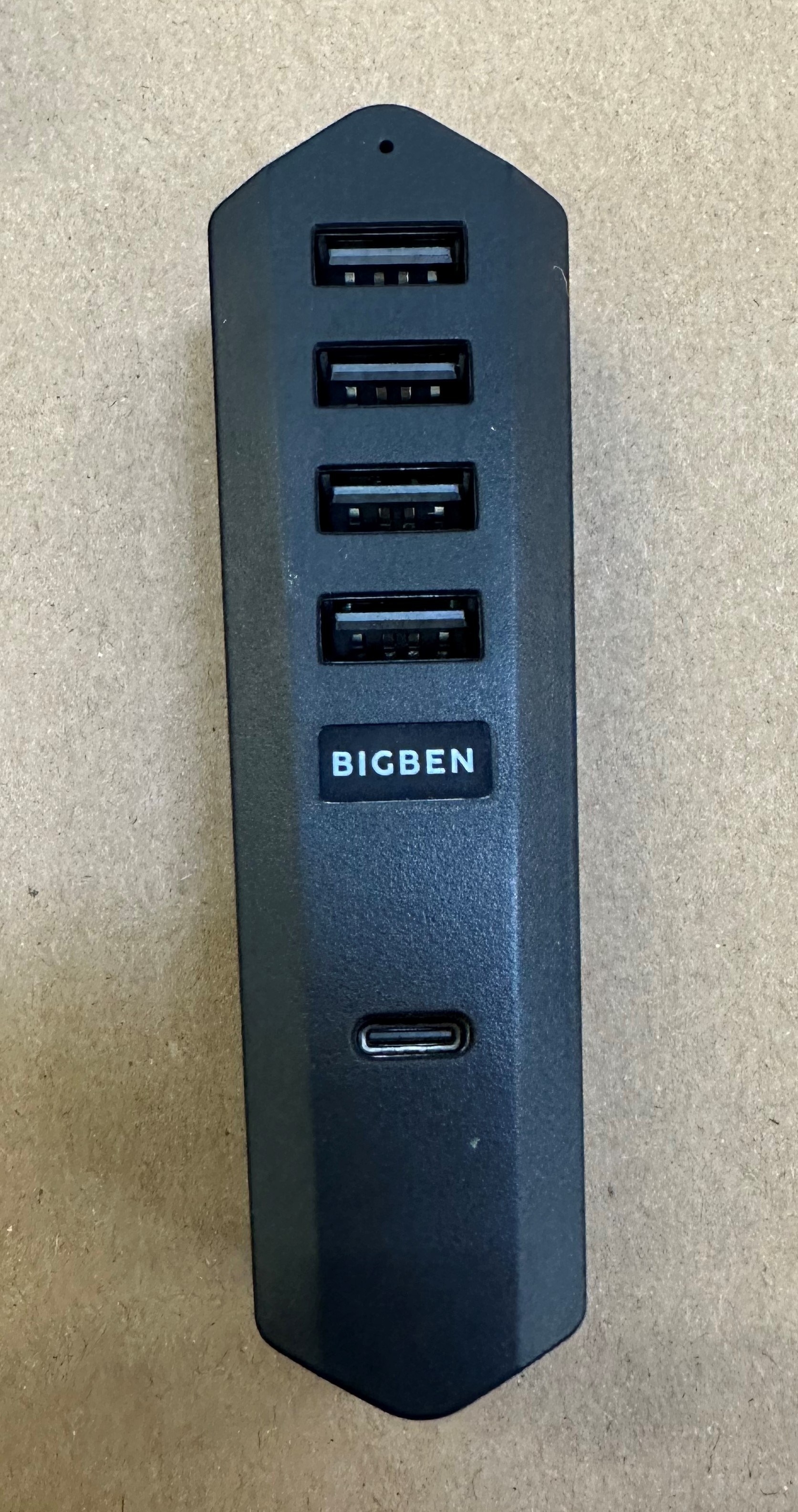 Czarny hub USB z 5 portami USB i portem USB-C. Marka to BIGBEN.