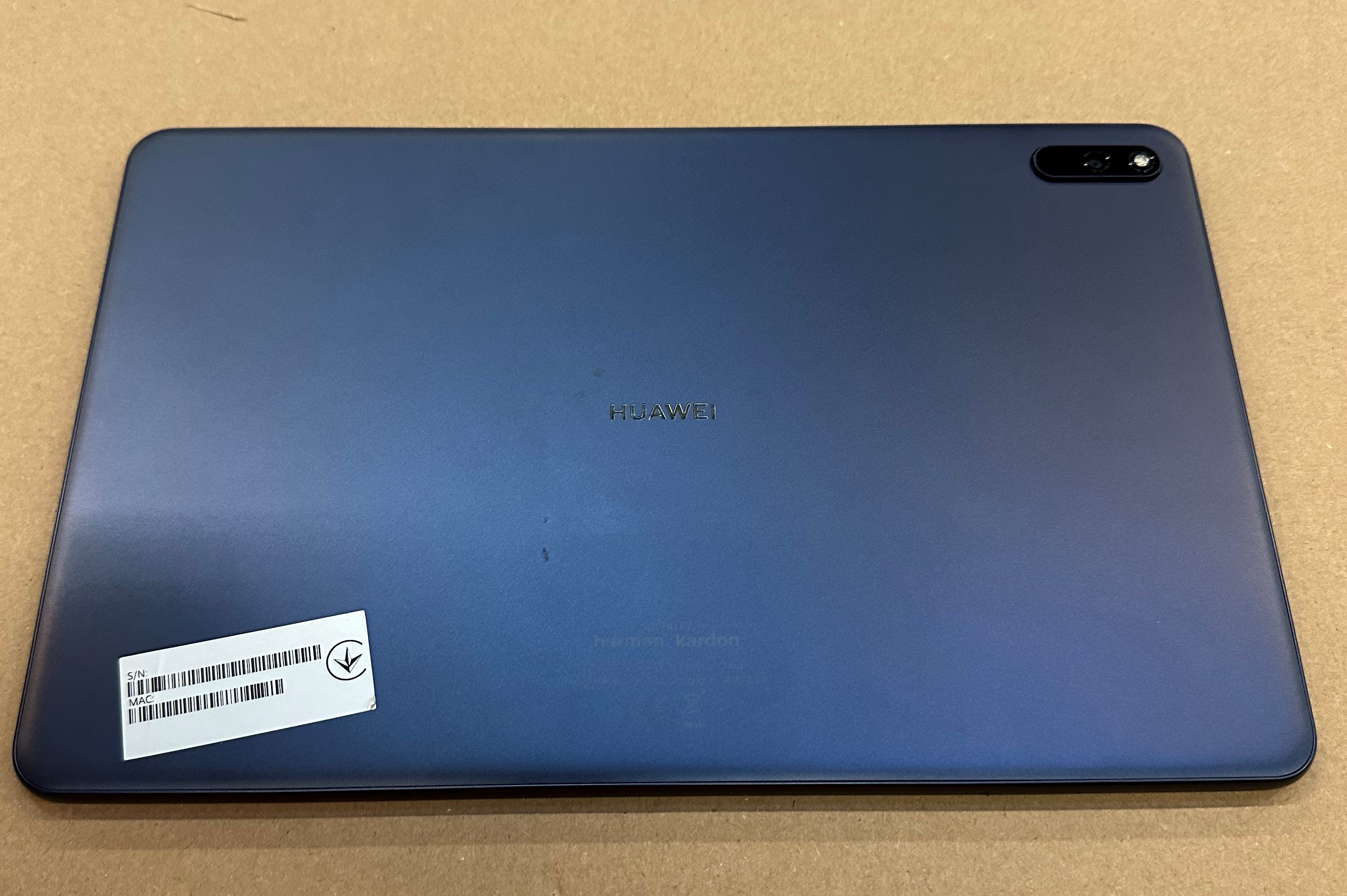 Szaro-czarny power bank z kablem i opisem produktu.