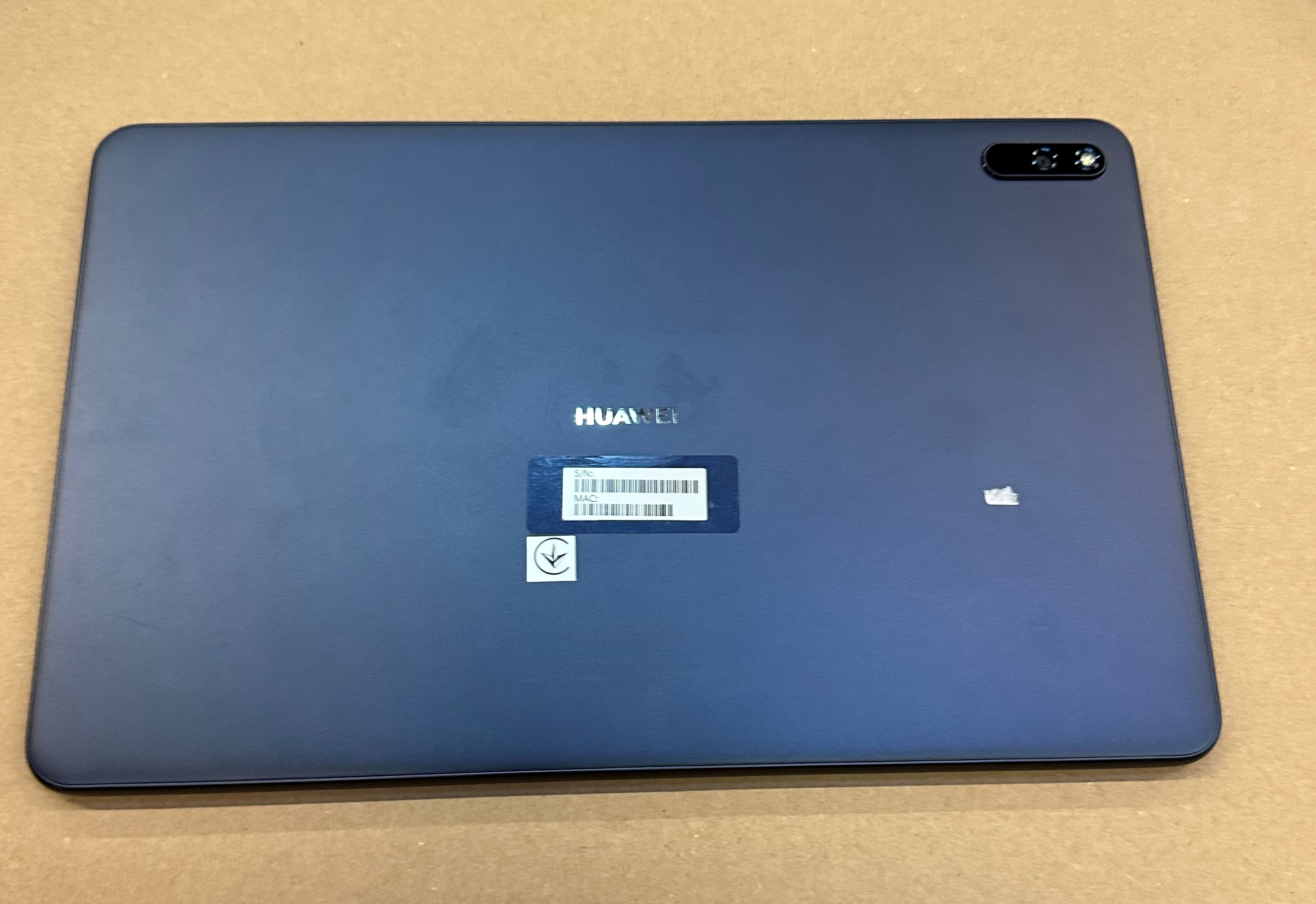 Ciemnoniebieski tablet z logo Huawei i tylnym modułem kamery.