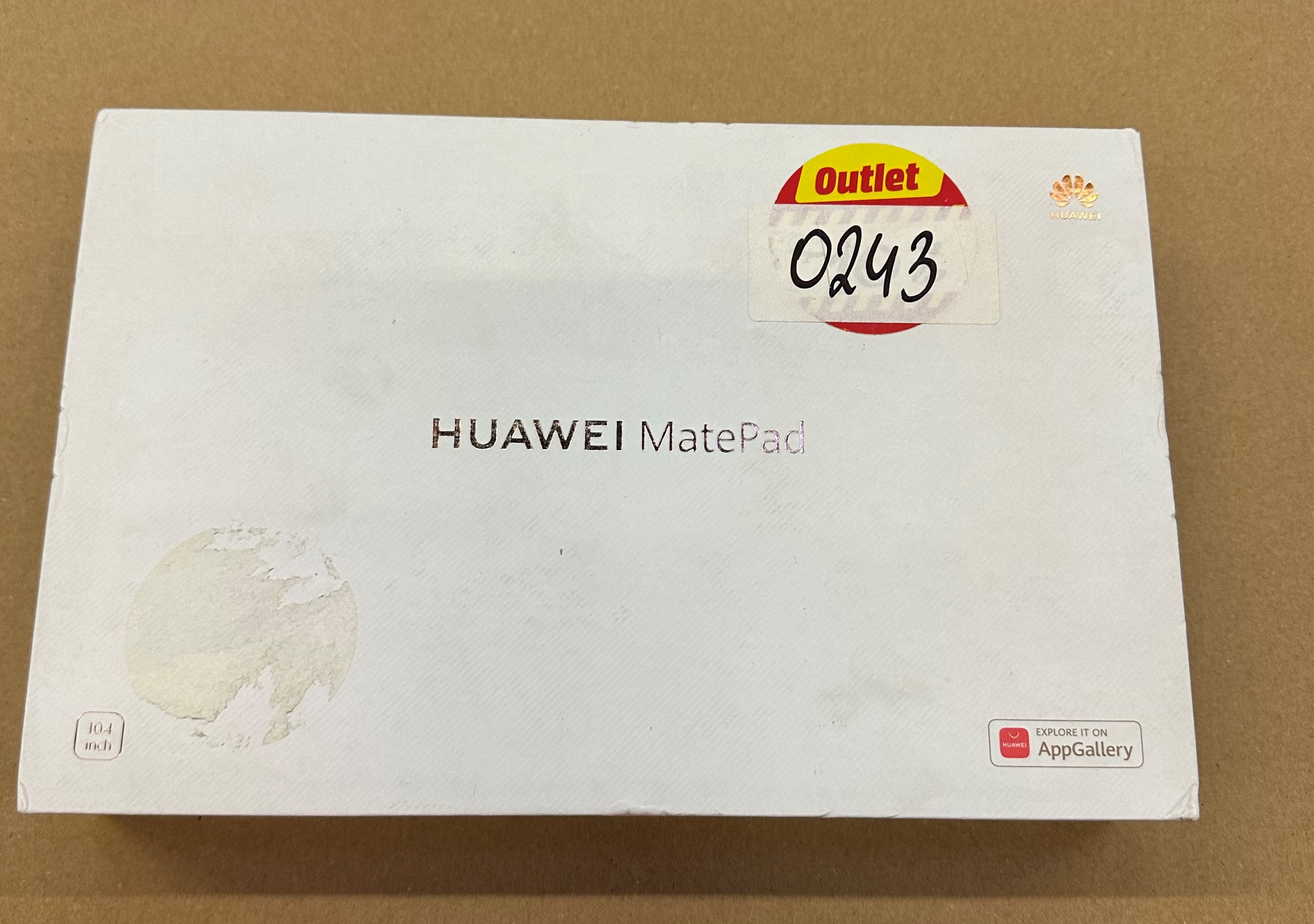 Białe pudełko Huawei MatePad z naklejką "Outlet" i numerem 0243.