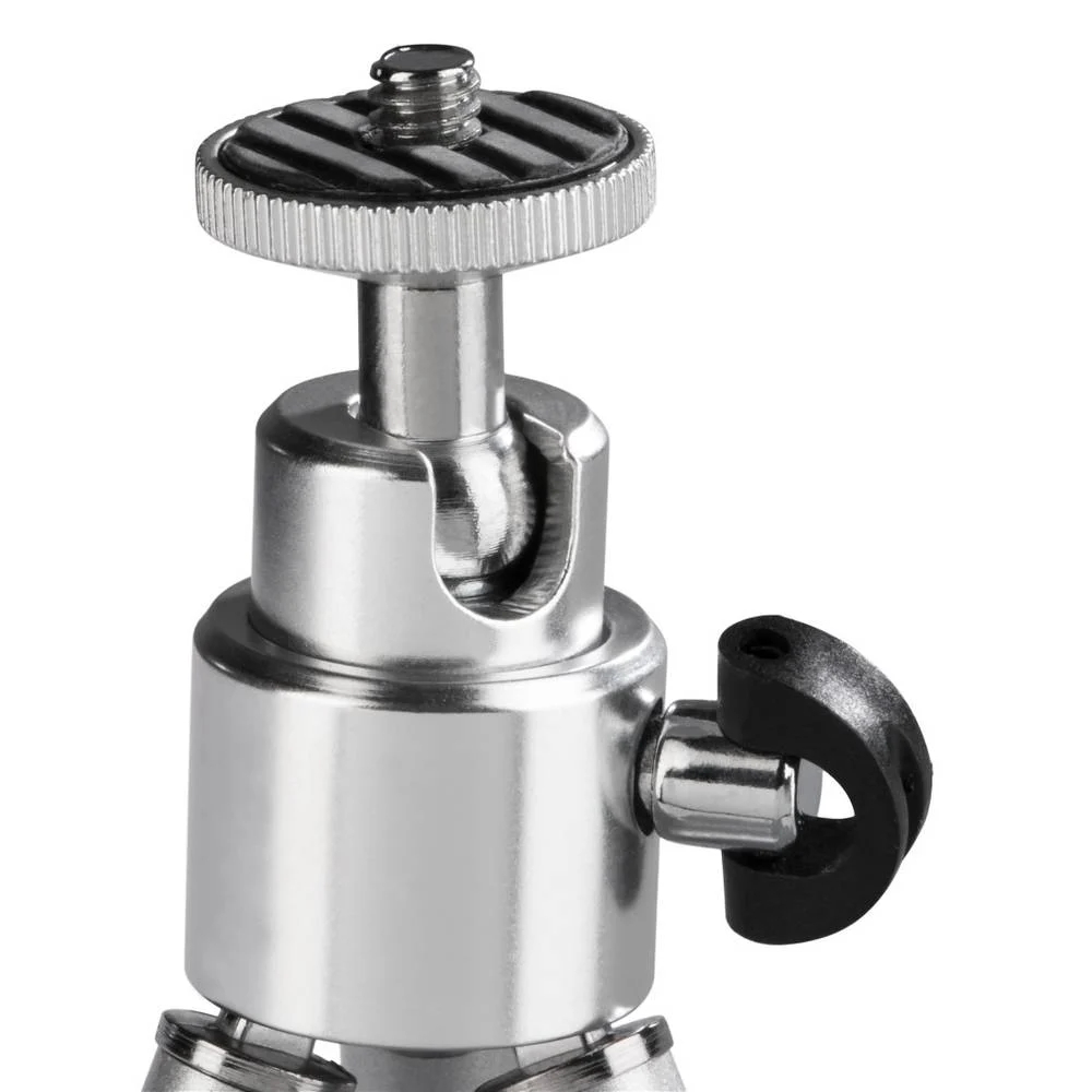 Srebrna głowica statywu kamery z czarnym pokrętłem i śrubą.