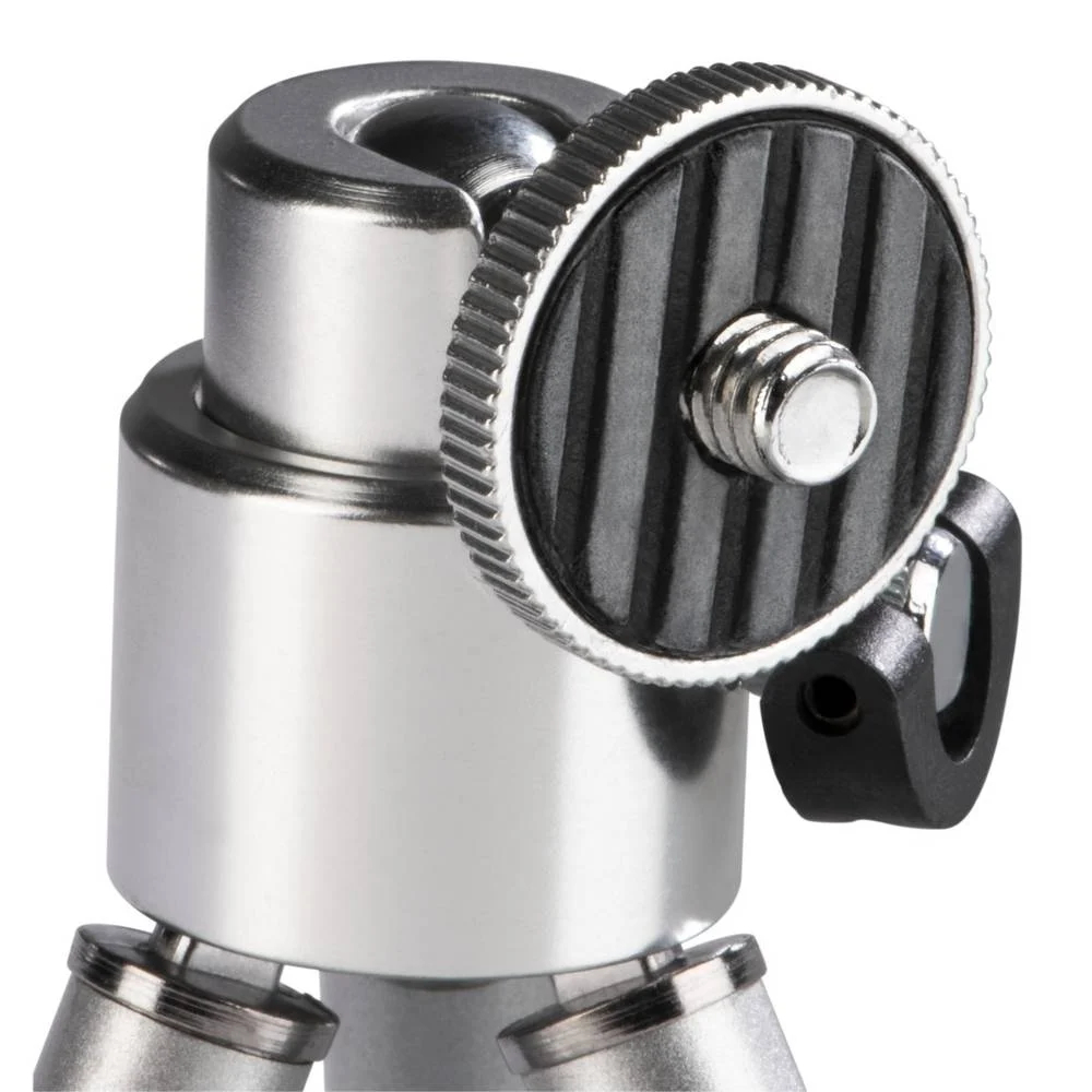 Zbliżenie głowicy statywu, srebrna z czarną, rowkowaną platformą.