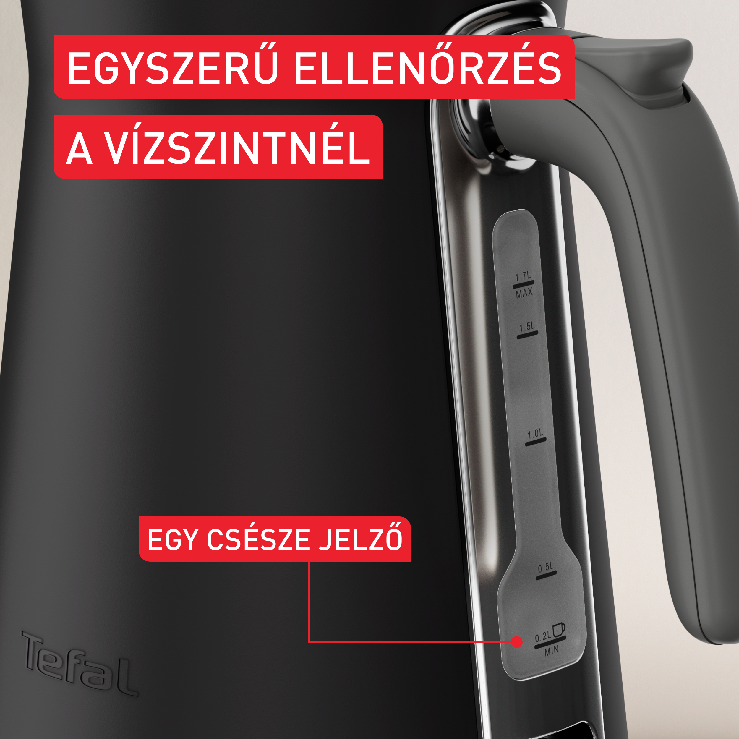 Fekete elektromos vízforraló közelképe, a vízszintjelzővel.