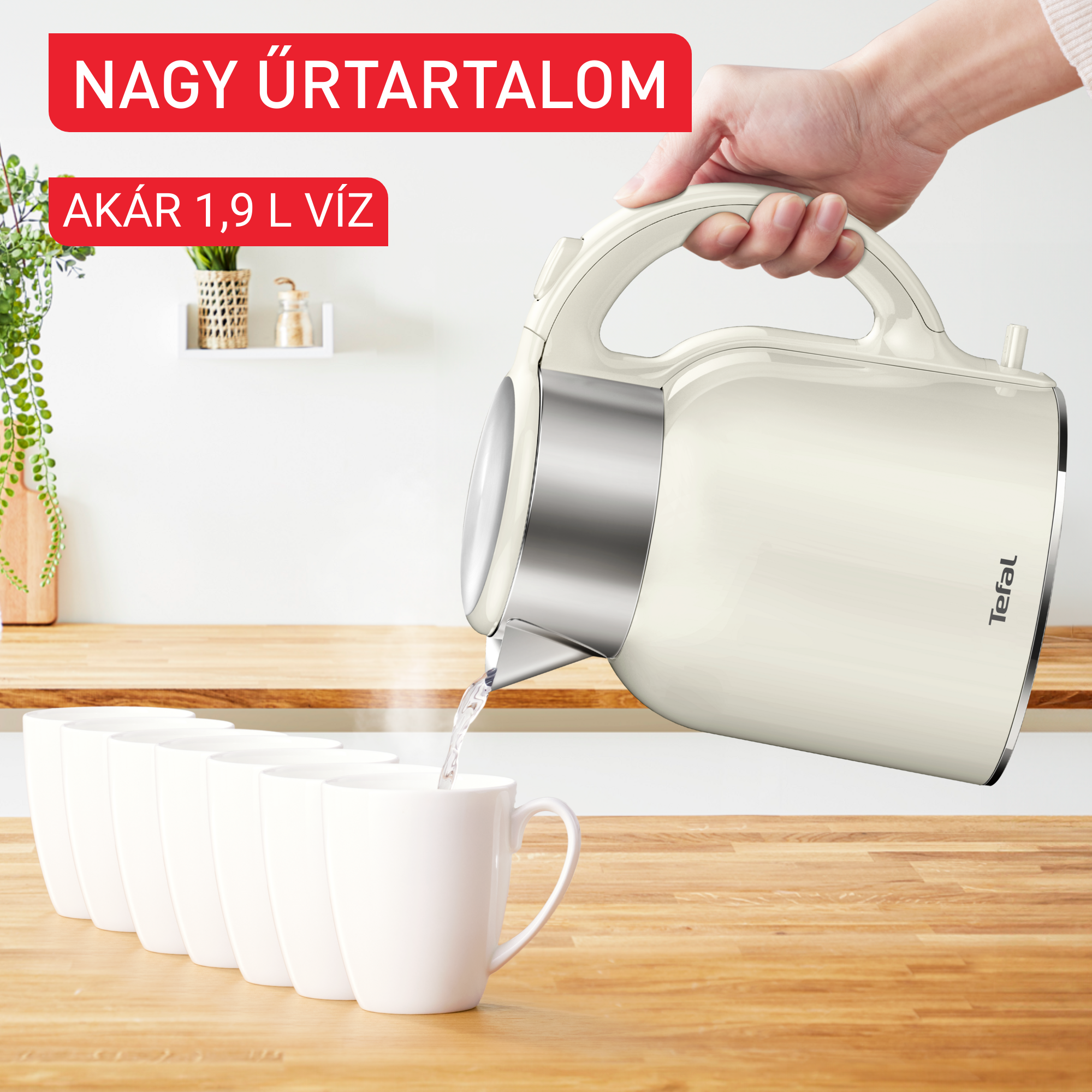 Egy személy vizet önt egy vízforralóból fehér bögrékbe.
