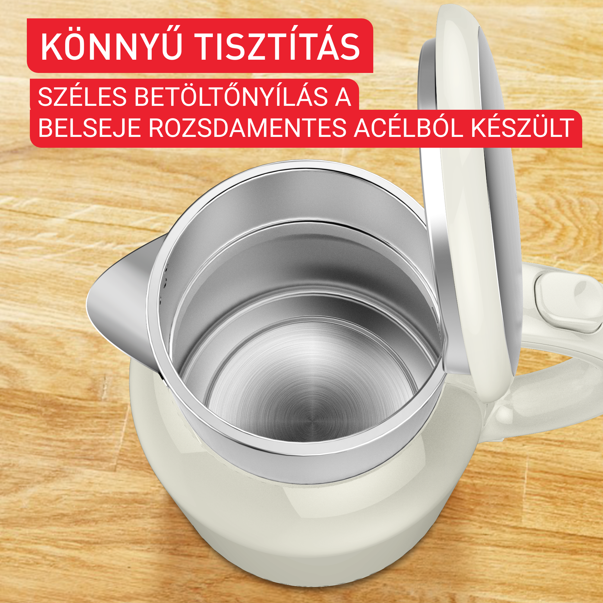 Egy nyitott, krémszínű elektromos vízforraló. Belseje rozsdamentes acél, fa felületen.