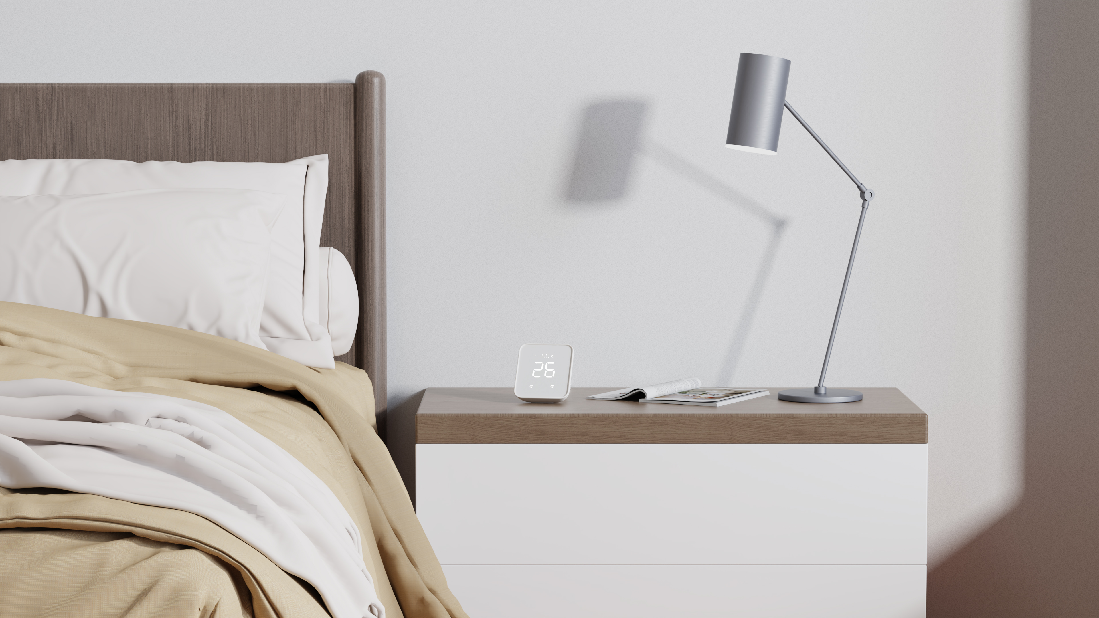 Schlafzimmer mit Bett, Nachttisch, Lampe und Digitaluhr.