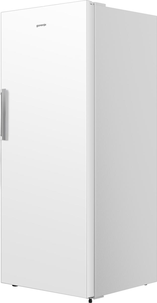 Egy fehér Gorenje hűtőszekrény fehér háttér előtt. Van rajta fogantyú és ajtó.