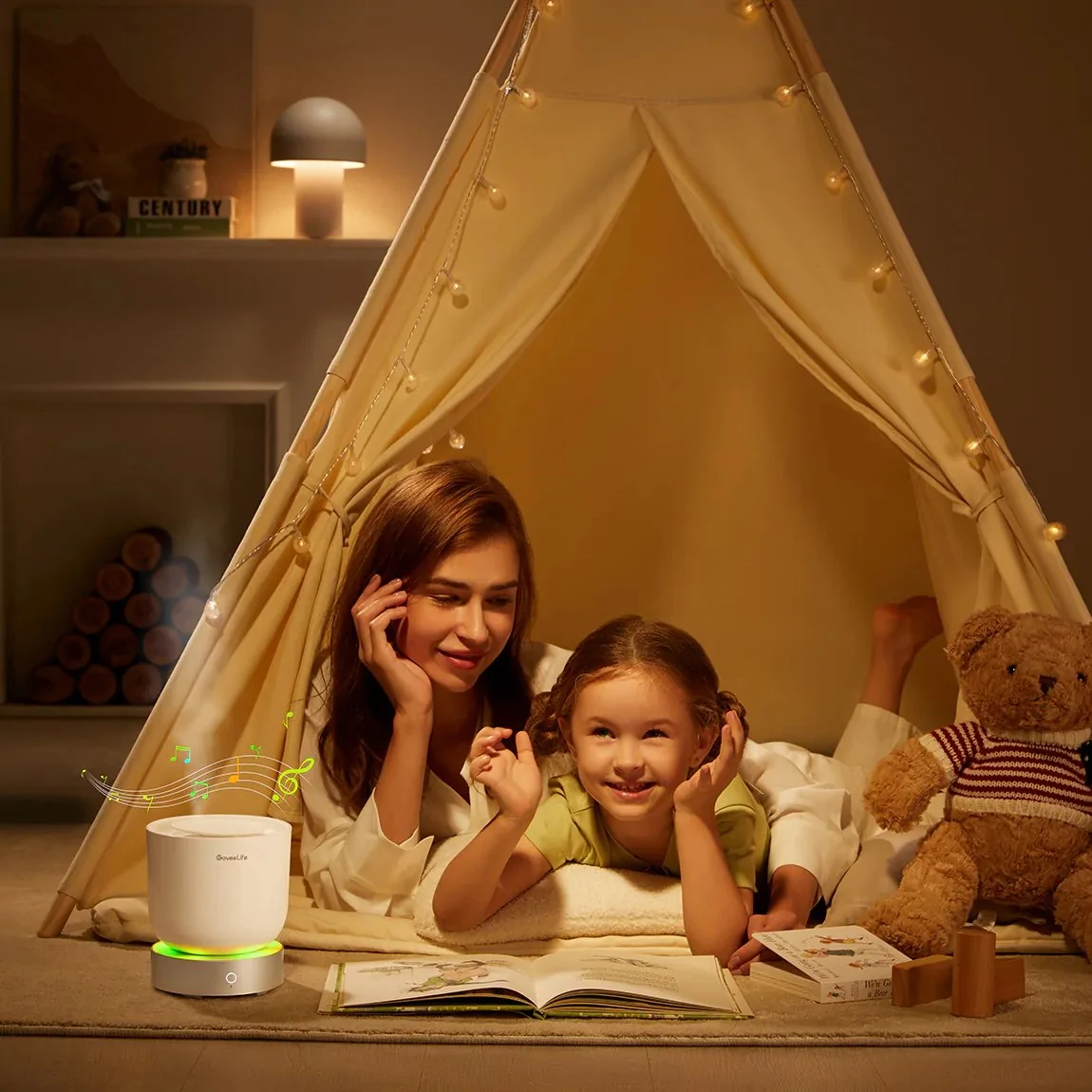 Kobieta i dziewczynka czytają w namiocie. Widoczna lampa i pluszowy miś.