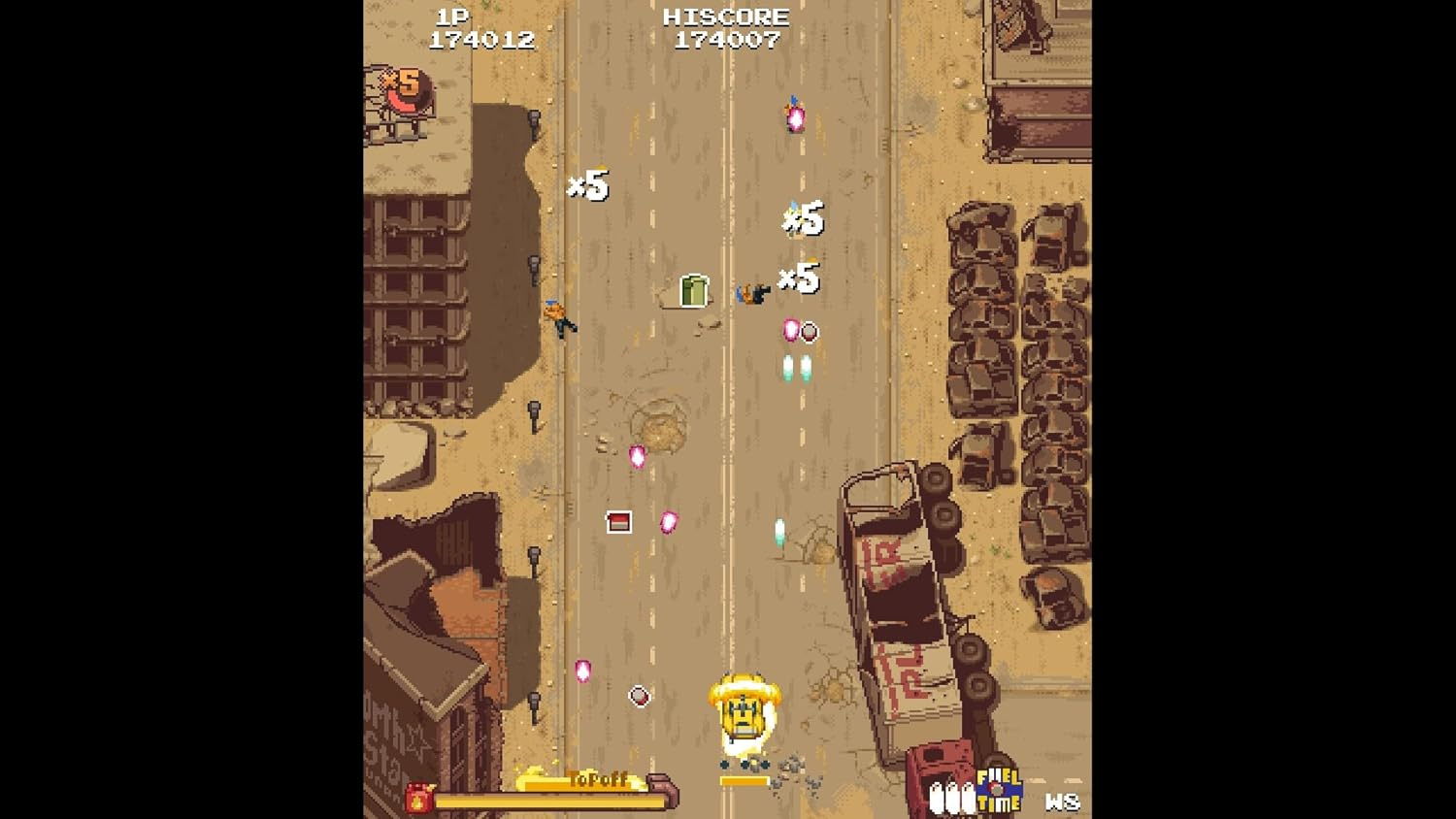 Vista superior de un juego arcade retro con coches y disparos.