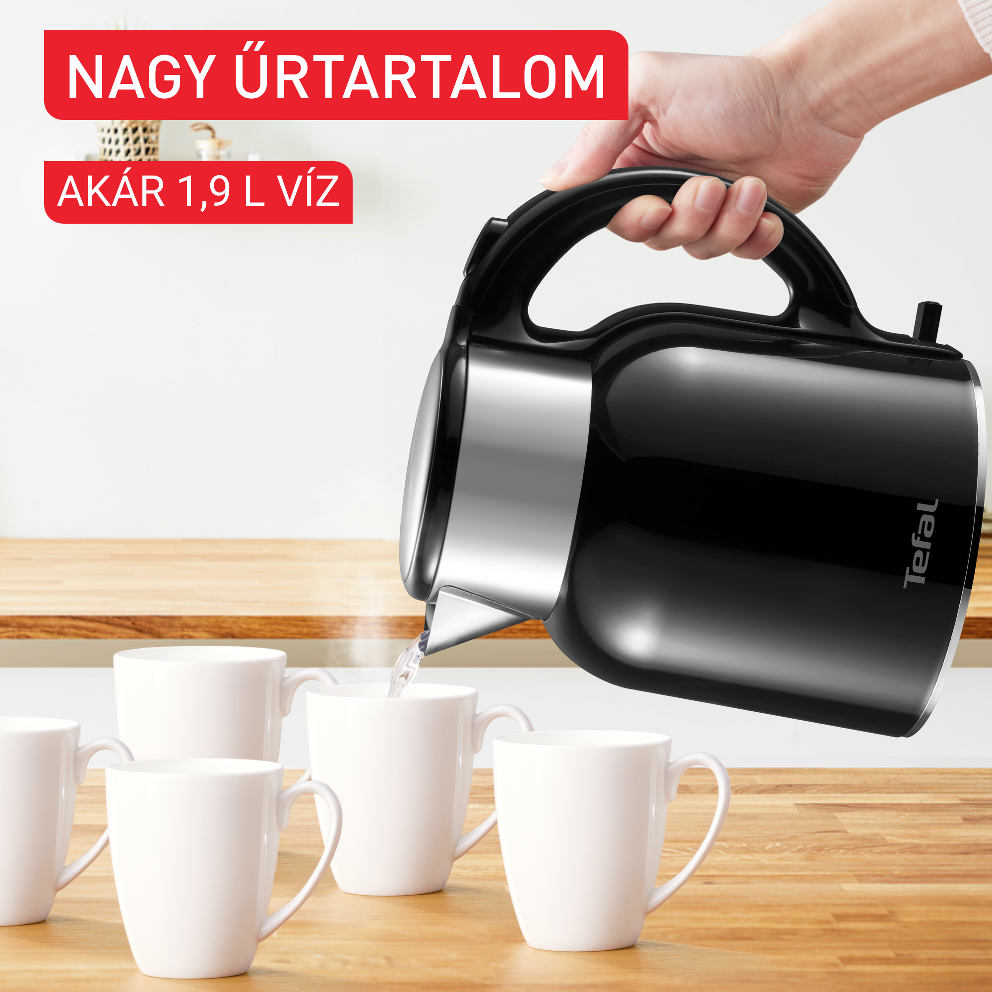 Egy kéz vizet önt egy fekete vízforralóból fehér bögrékbe egy fa felületre, felül szöveggel.