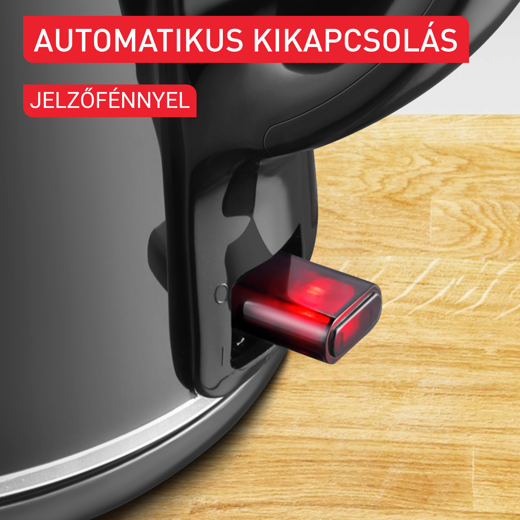 Egy fekete elektromos vízforraló közeli képe piros fényjelzővel, fa felületre helyezve.