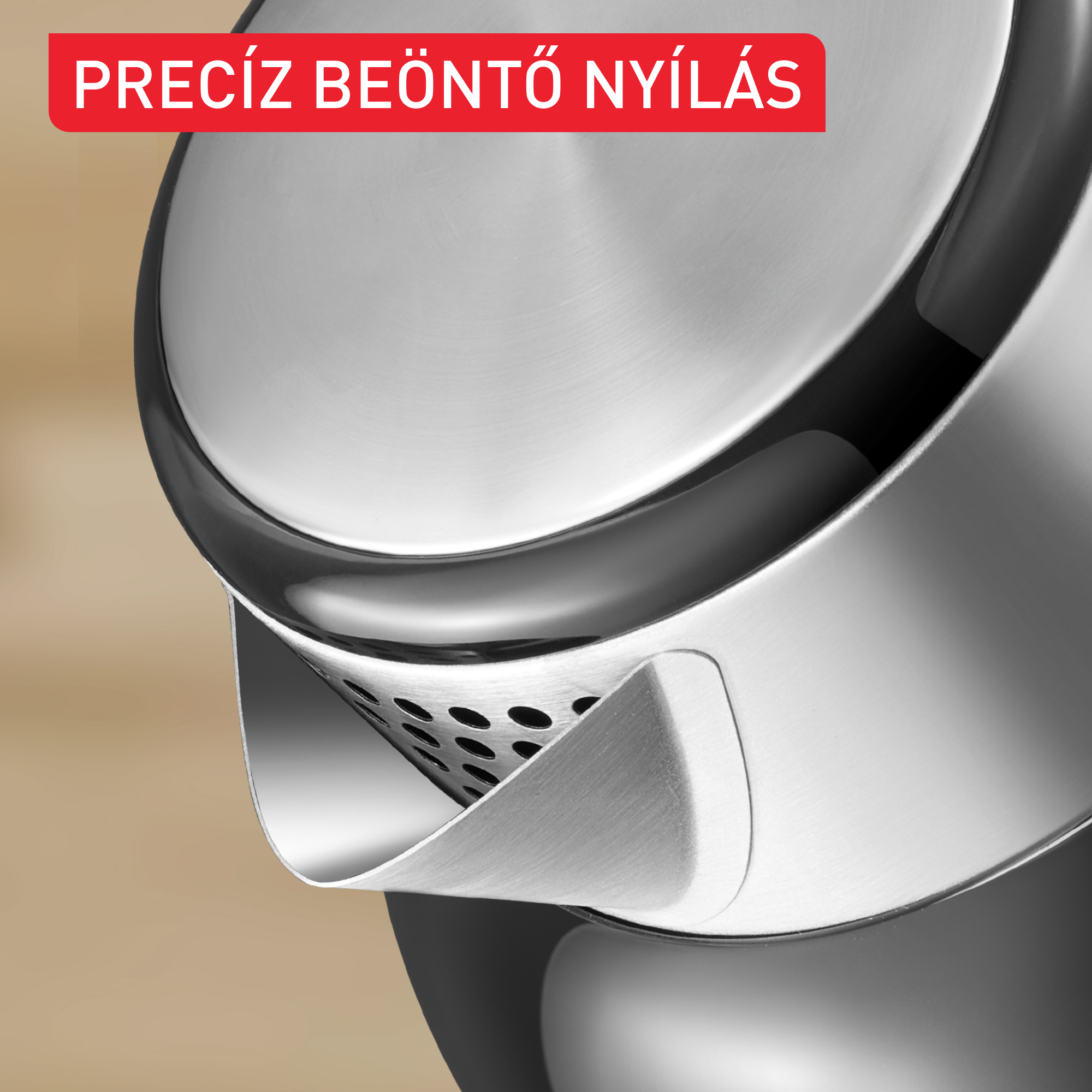 A vízforraló kifolyójának közeli képe perforált szűrővel és szövegréteggel.
