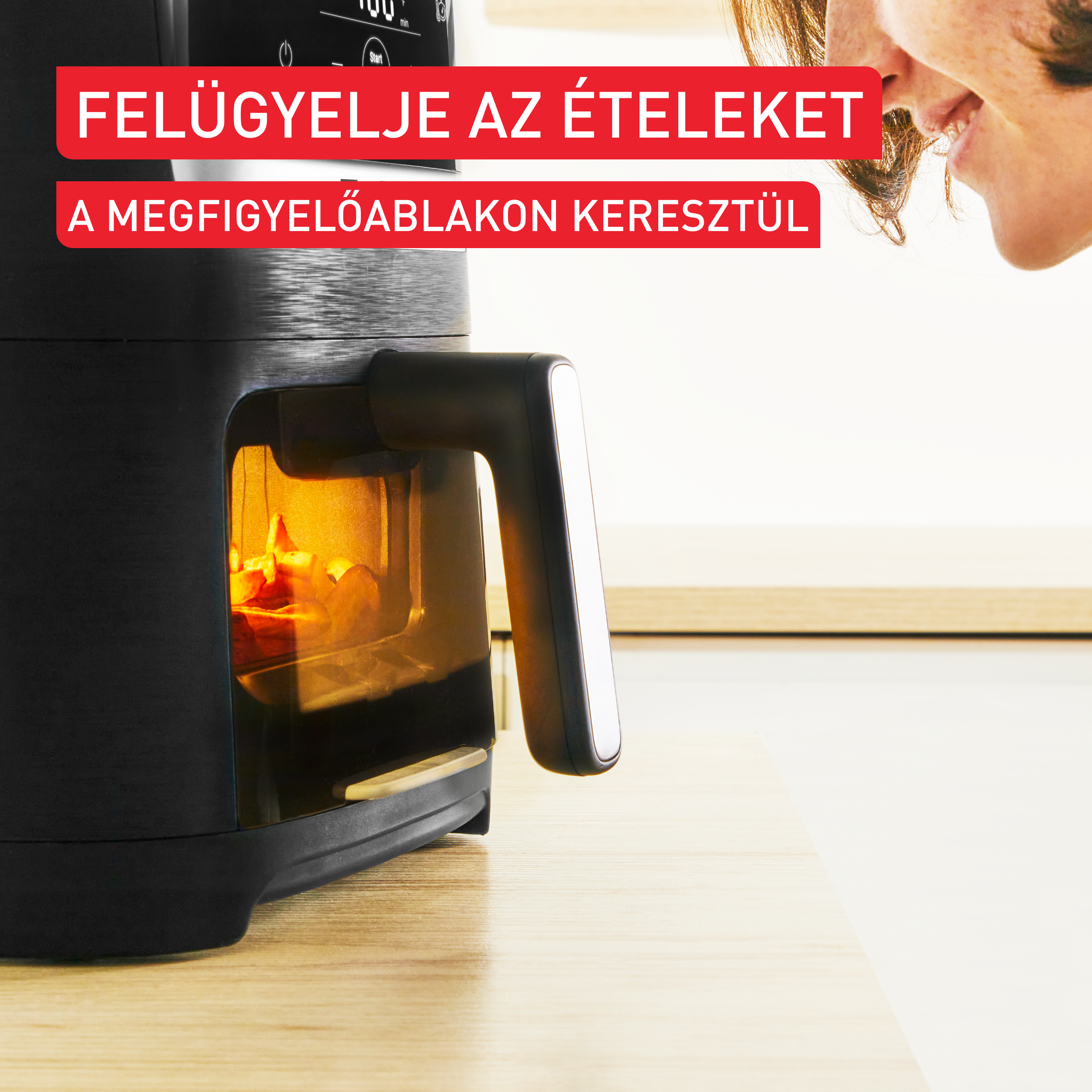Fekete forrólevegős sütő látható étellel. Nő arca a készülék közelében. Piros szöveg: Figyeld az ételt.