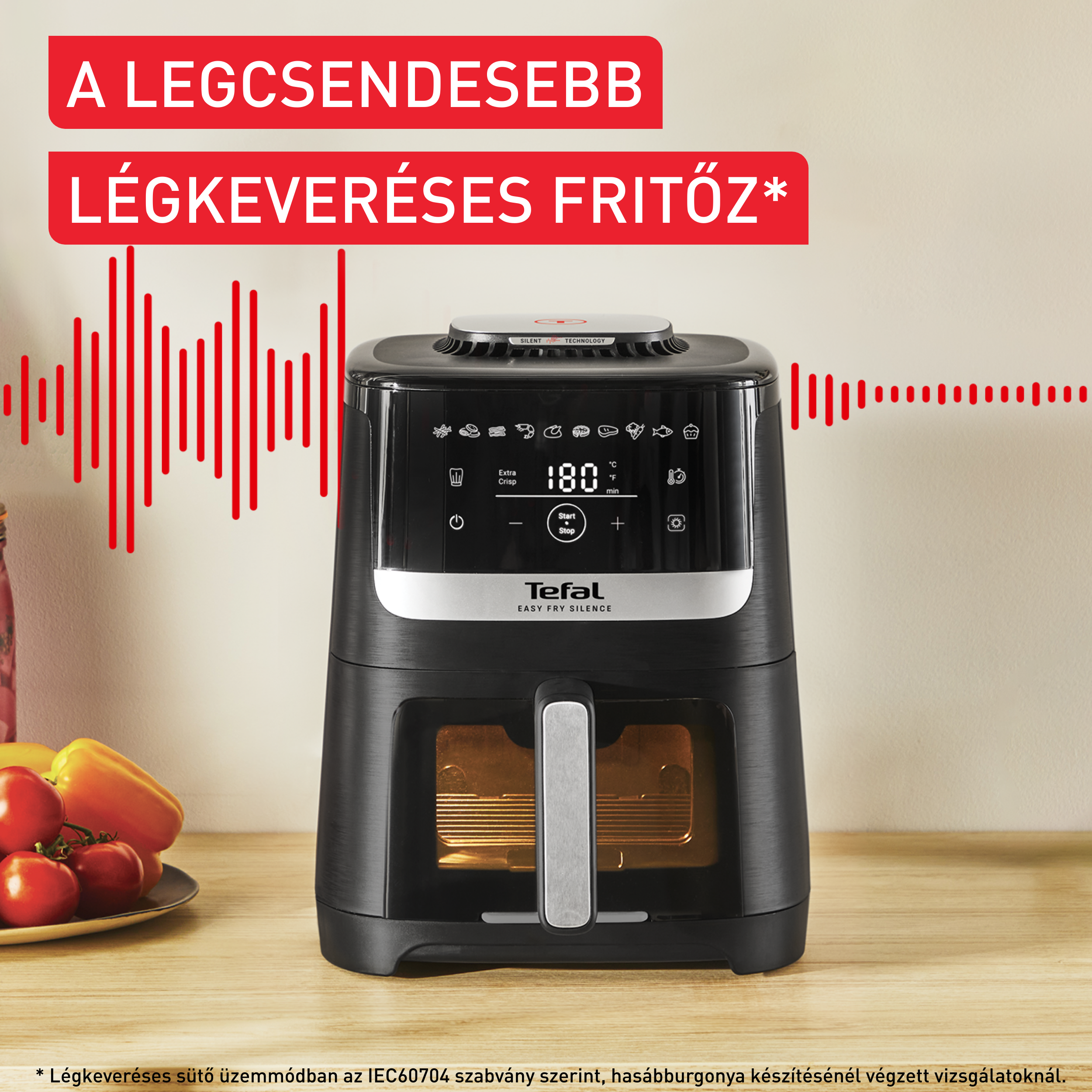 Egy légkeveréses sütő nyitott ajtóval, benne sült étellel.