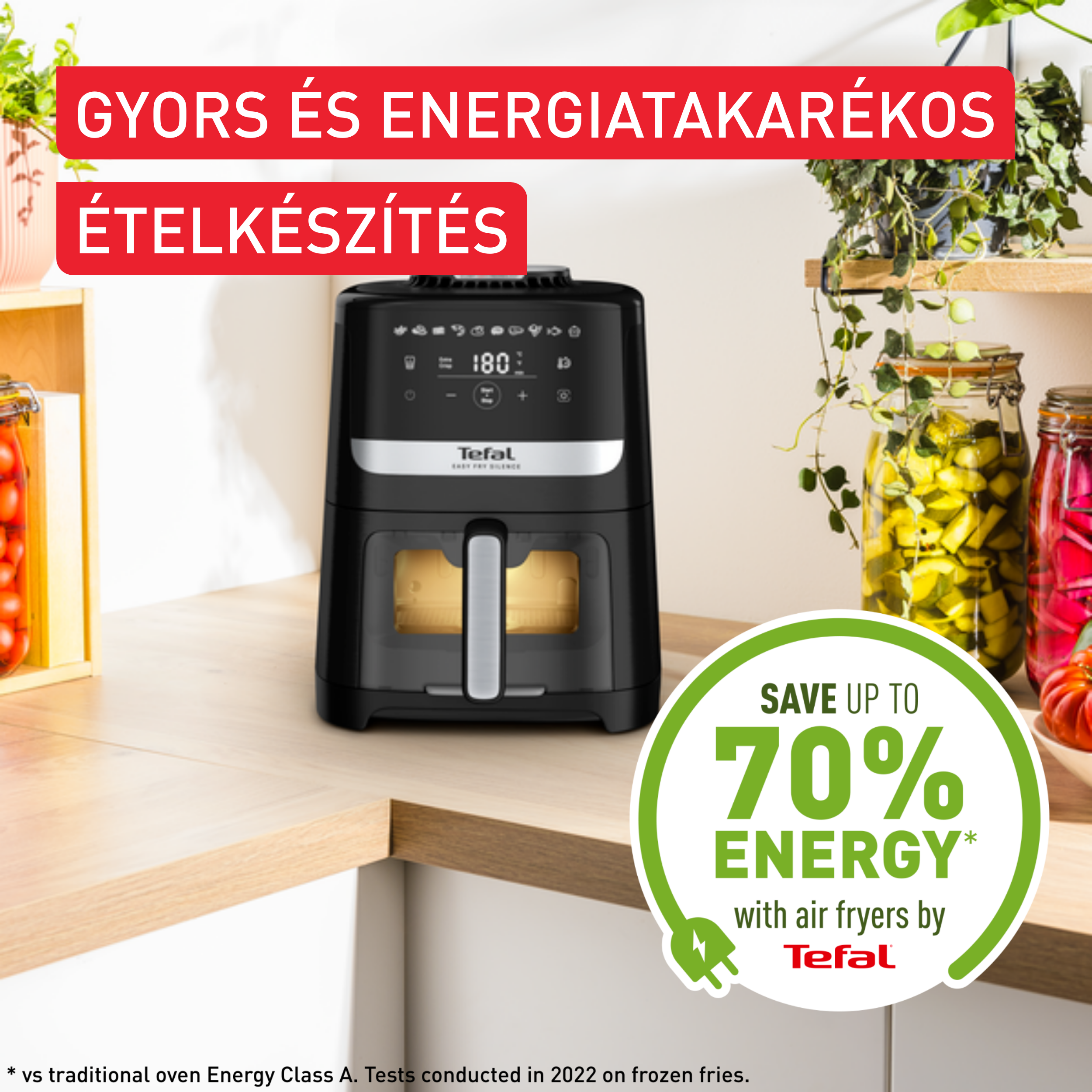 Egy légkeveréses sütő egy fa felületen, szöveggel és egy energiamegtakarítást népszerűsítő grafikával.