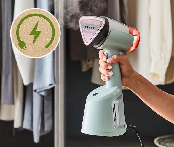 Ręczny parownik używany na ubraniach w szafie.