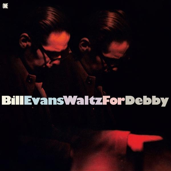 Bill Evans "Waltz For Debby" című albumának borítója sötét háttérrel és zongorával.