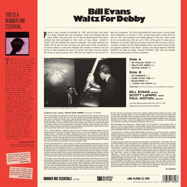 Egy oldal szöveggel Bill Evans 'Waltz for Debby' című albumáról. Egy fotó Bill Evans-ről zongorázás közben.