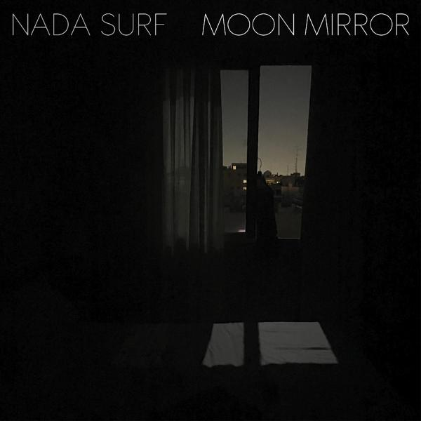 Egy sötét szoba, ablakon át egy éjszakai várost látni. Az album címe: "Moon Mirror".