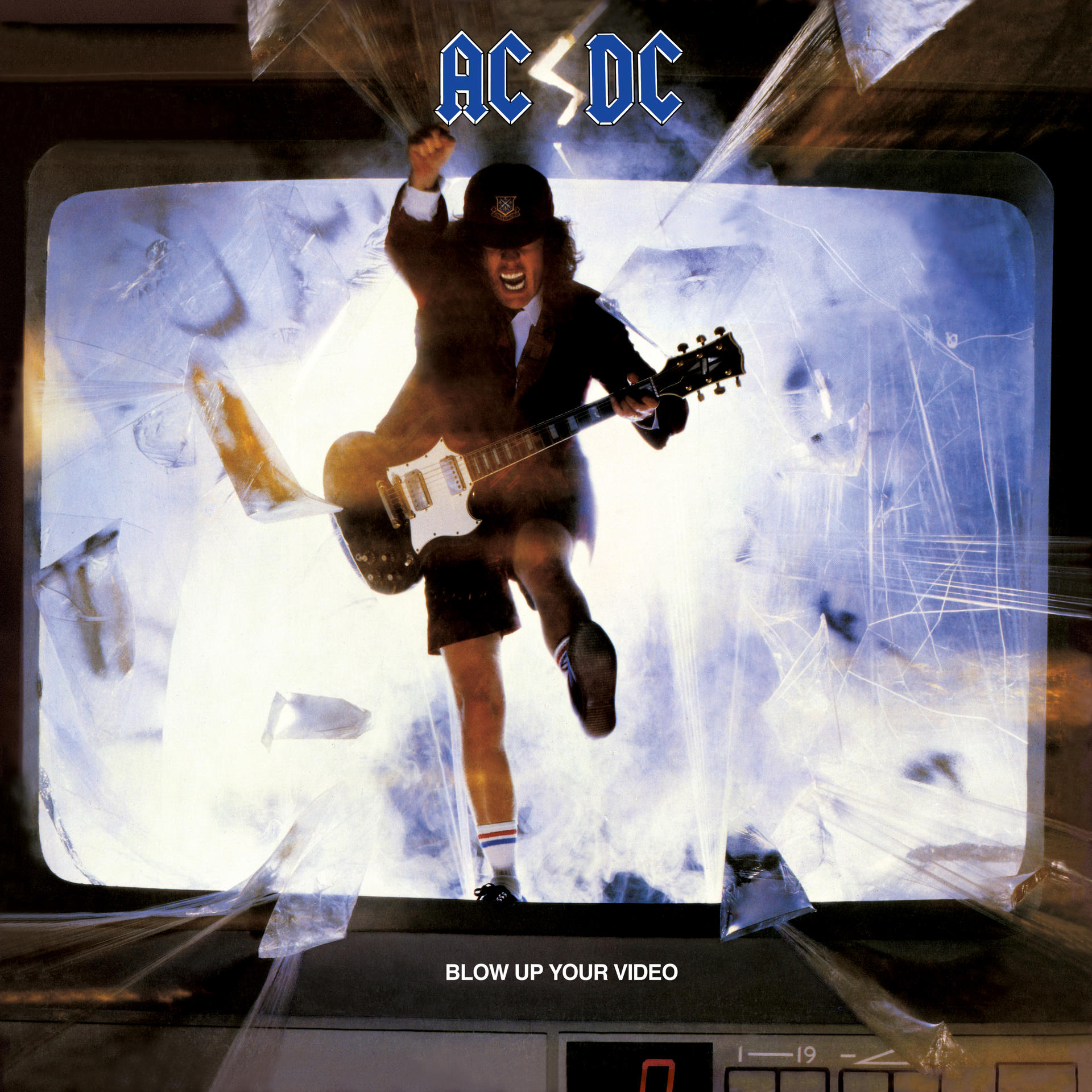 Album borító: AC/DC, gitáros összetöri a TV képernyőjét, akció póz, gitár.
