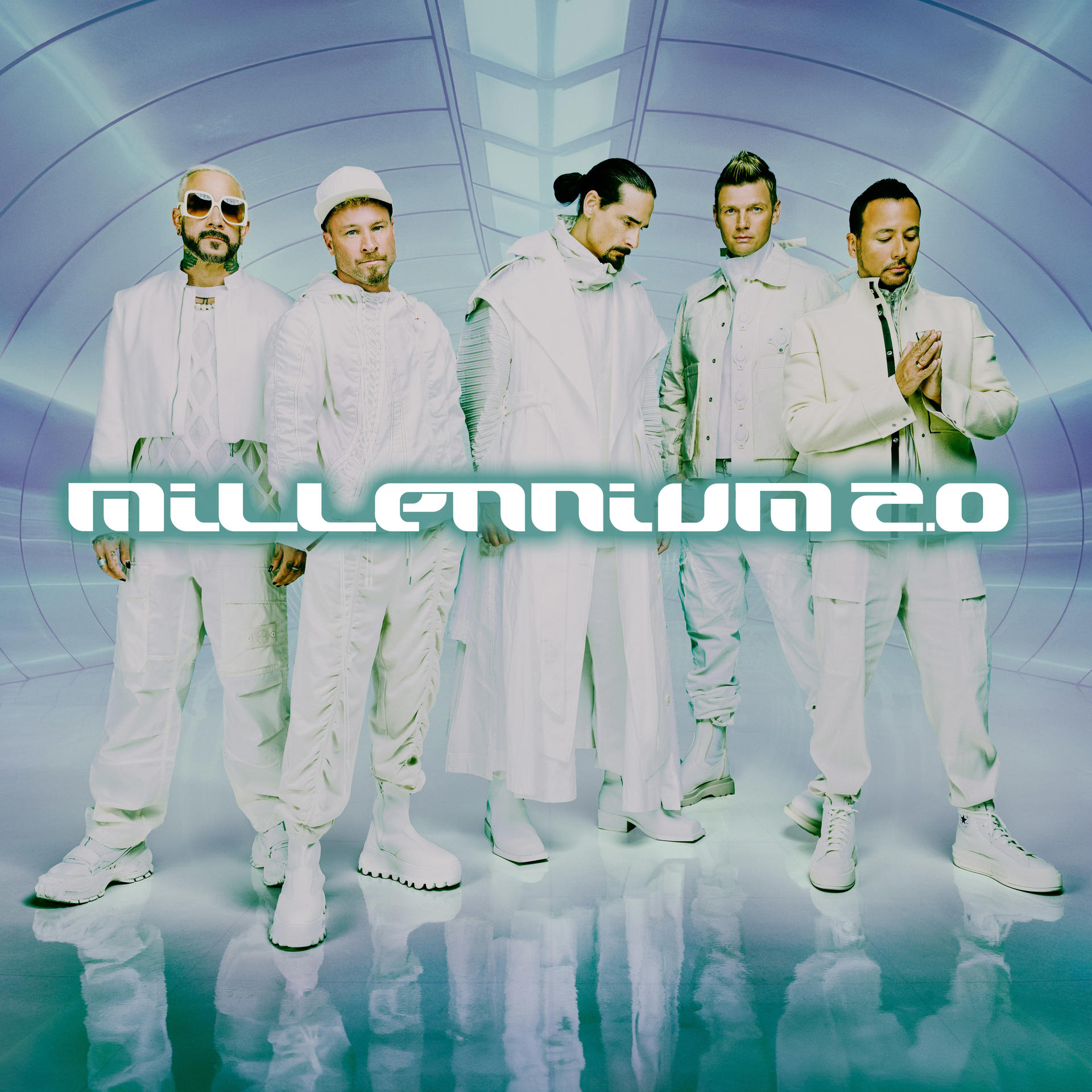 Album borító: Backstreet Boys, fehér ruhás csoport, futurisztikus háttér.