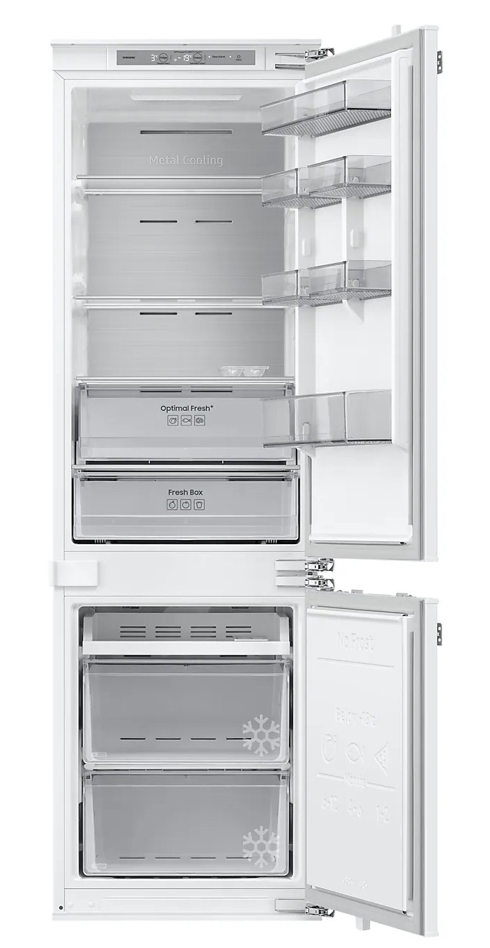 Biała lodówka z otwartymi drzwiami, z półkami i szufladami.